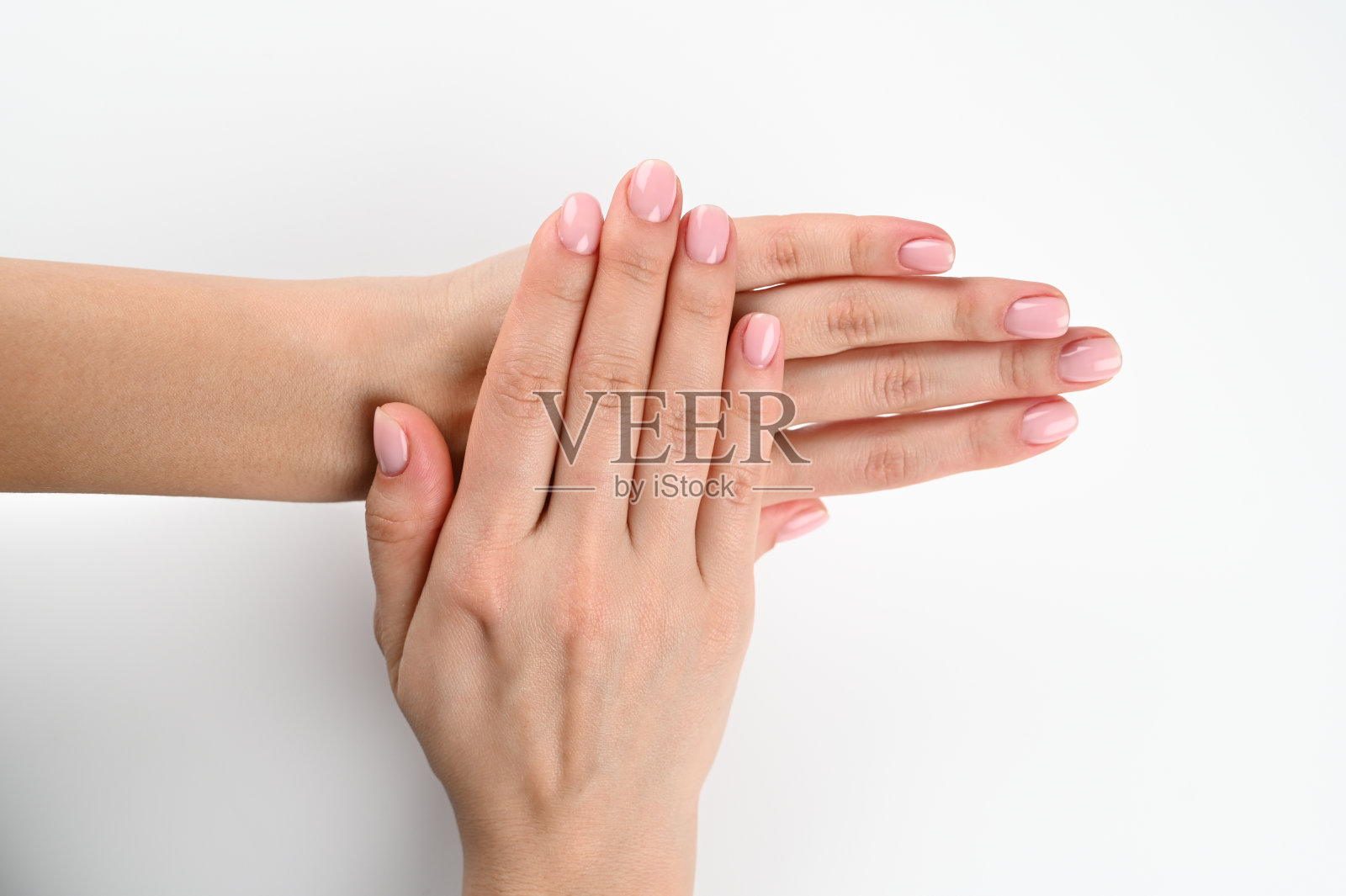 美容和皮肤护理概念-女性手与粉彩指甲孤立在白色背景照片摄影图片
