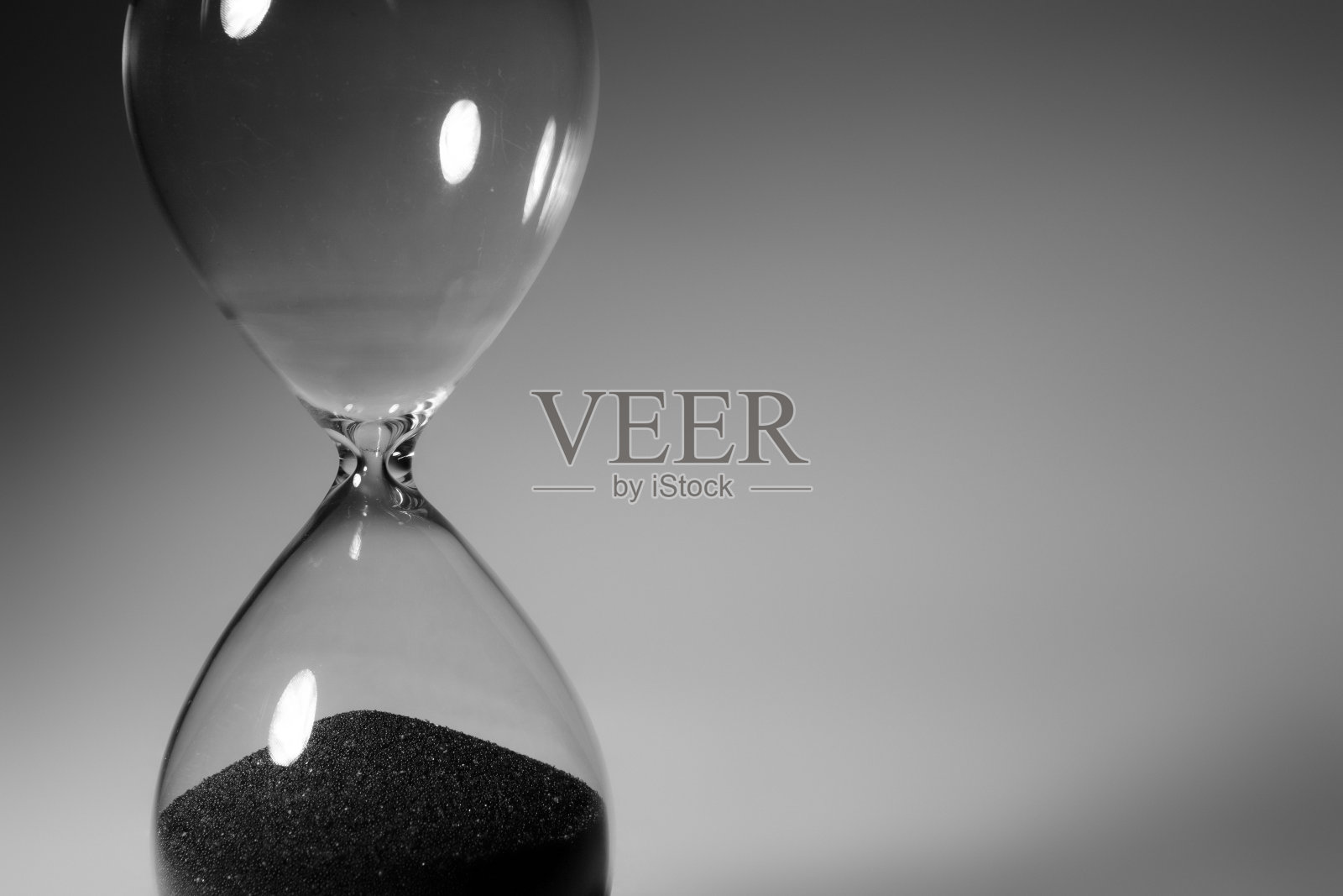 沙漏黑白照片特写照片摄影图片