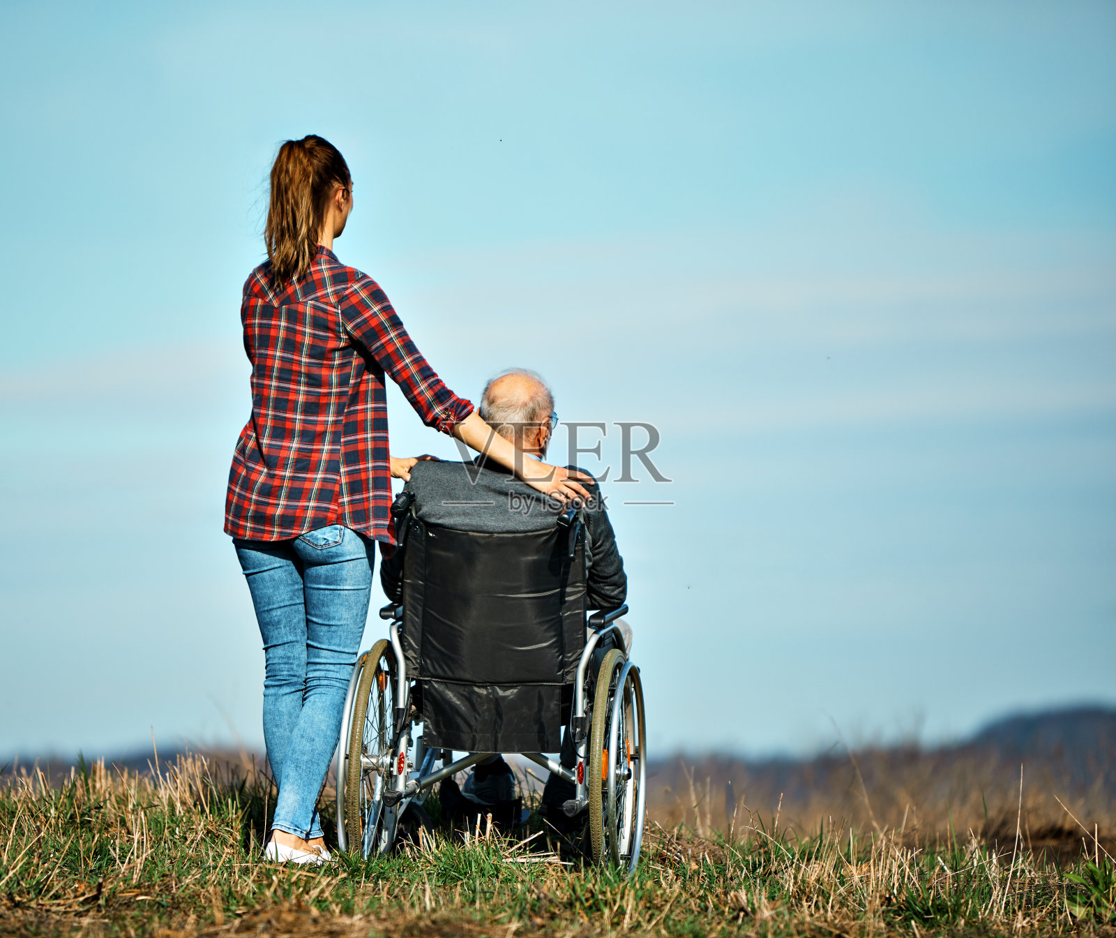 护士、老人、护工、老人、家庭爱的女儿、外孙女去杂货店购物照片摄影图片