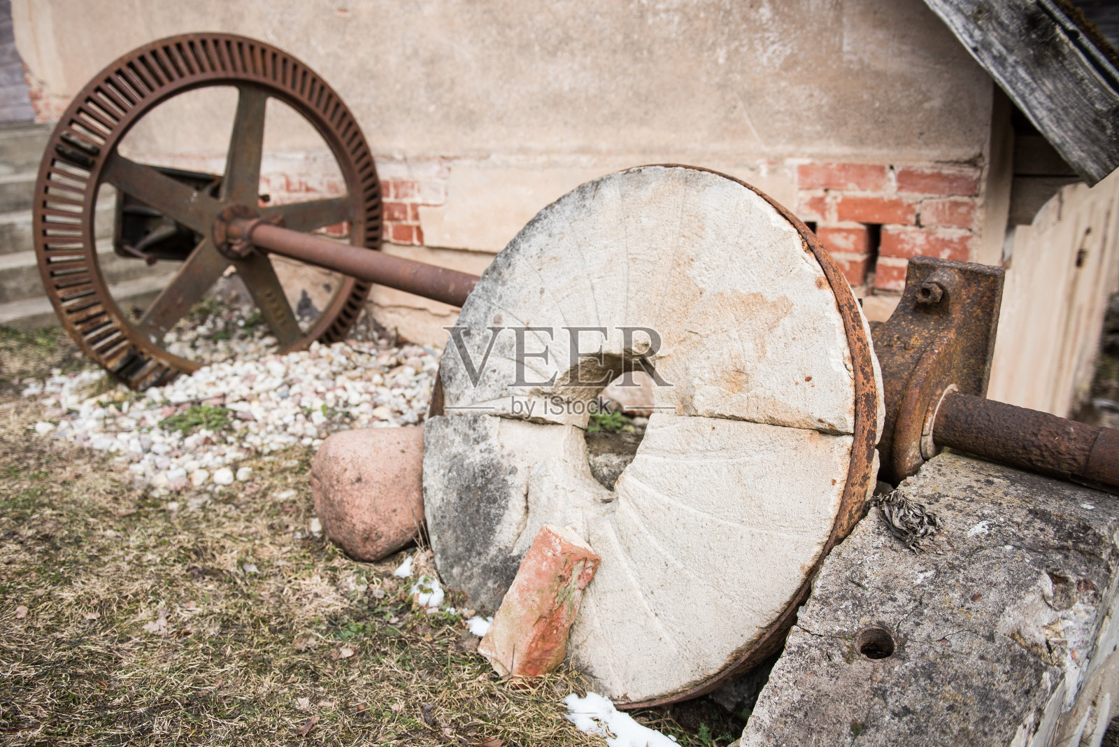 磨坊里的旧磨石照片摄影图片