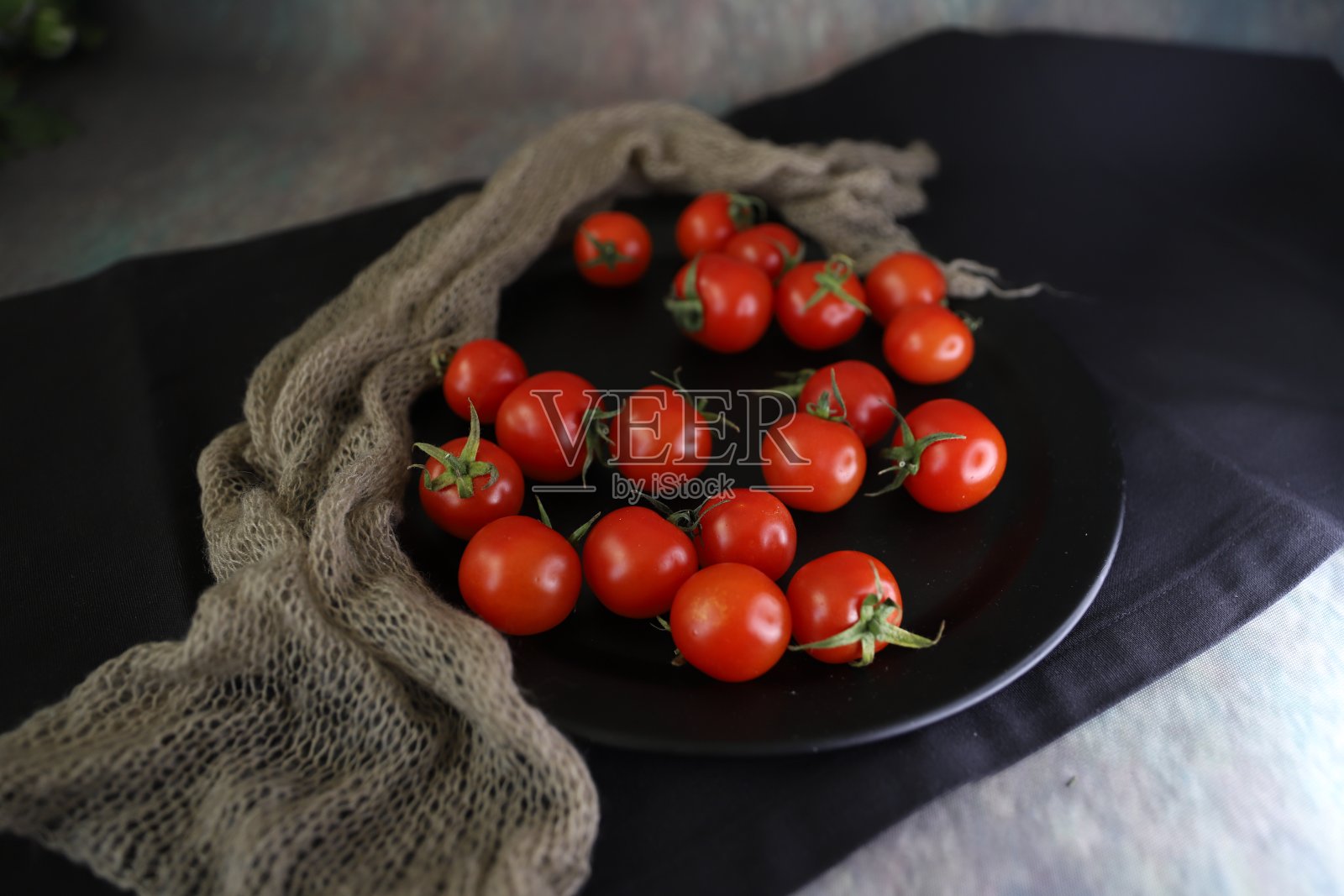 黑色的樱桃番茄照片摄影图片