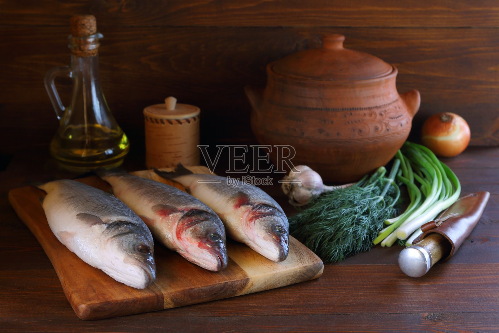 生鱼片海鲈鱼的静物。照片摄影图片