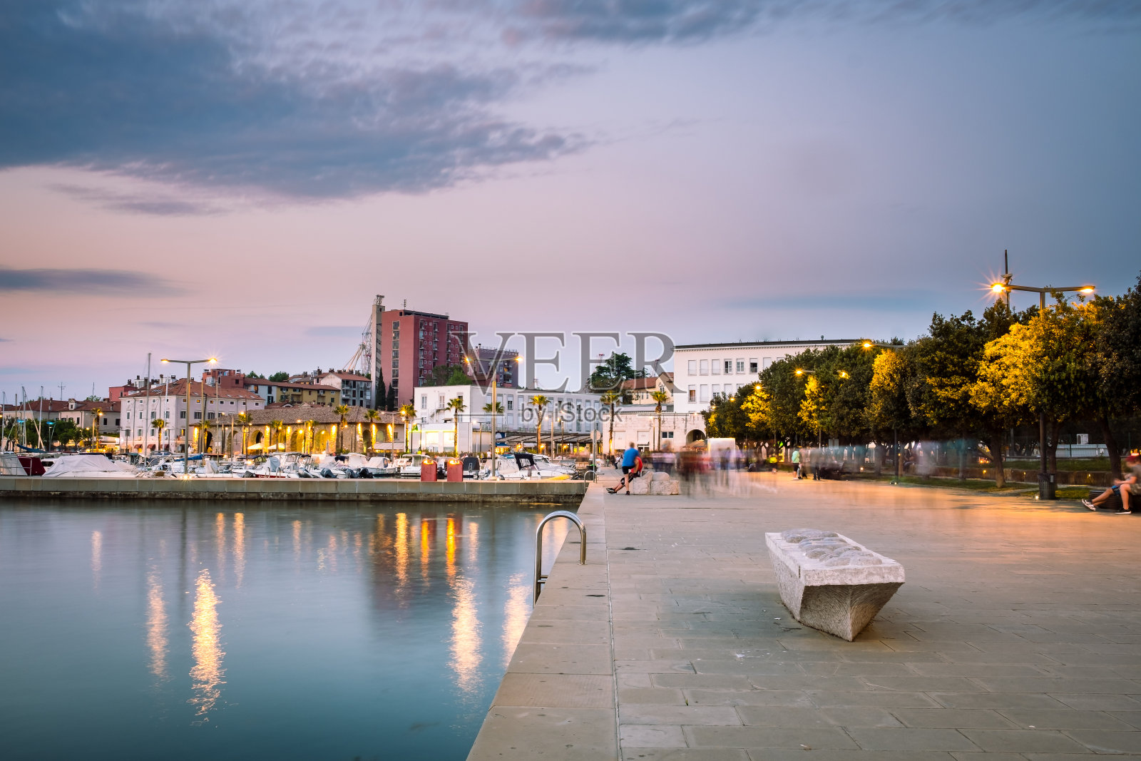 日落后，在斯洛文尼亚科佩尔港的海边散步照片摄影图片