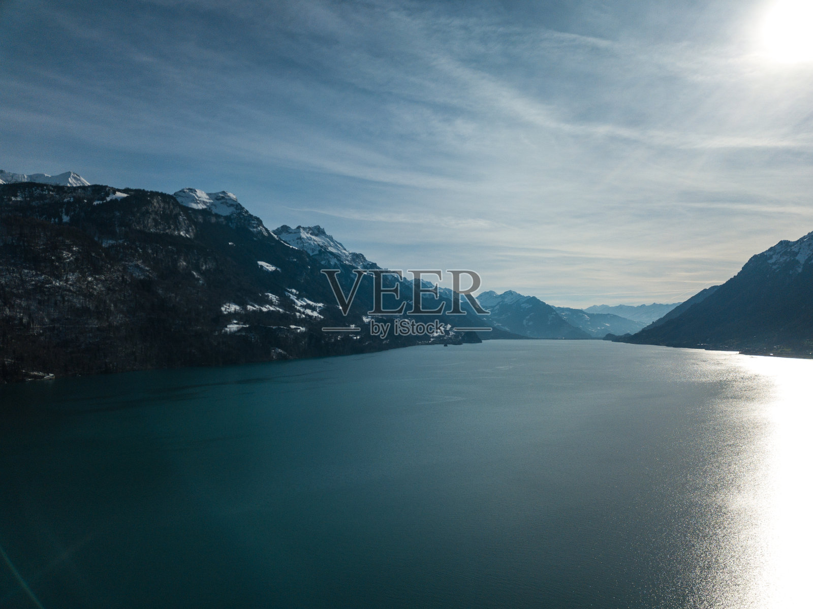 瑞士阿尔卑斯山布里恩茨湖清澈湛蓝的湖水照片摄影图片