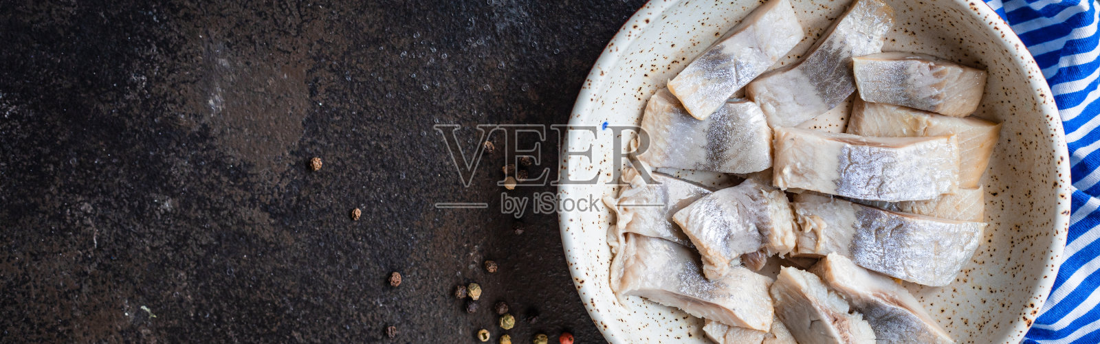 鲱鱼咸味海鲜开胃菜部分在桌子上健康的膳食俯视图复制空间的文字食物背景质朴的图像照片摄影图片