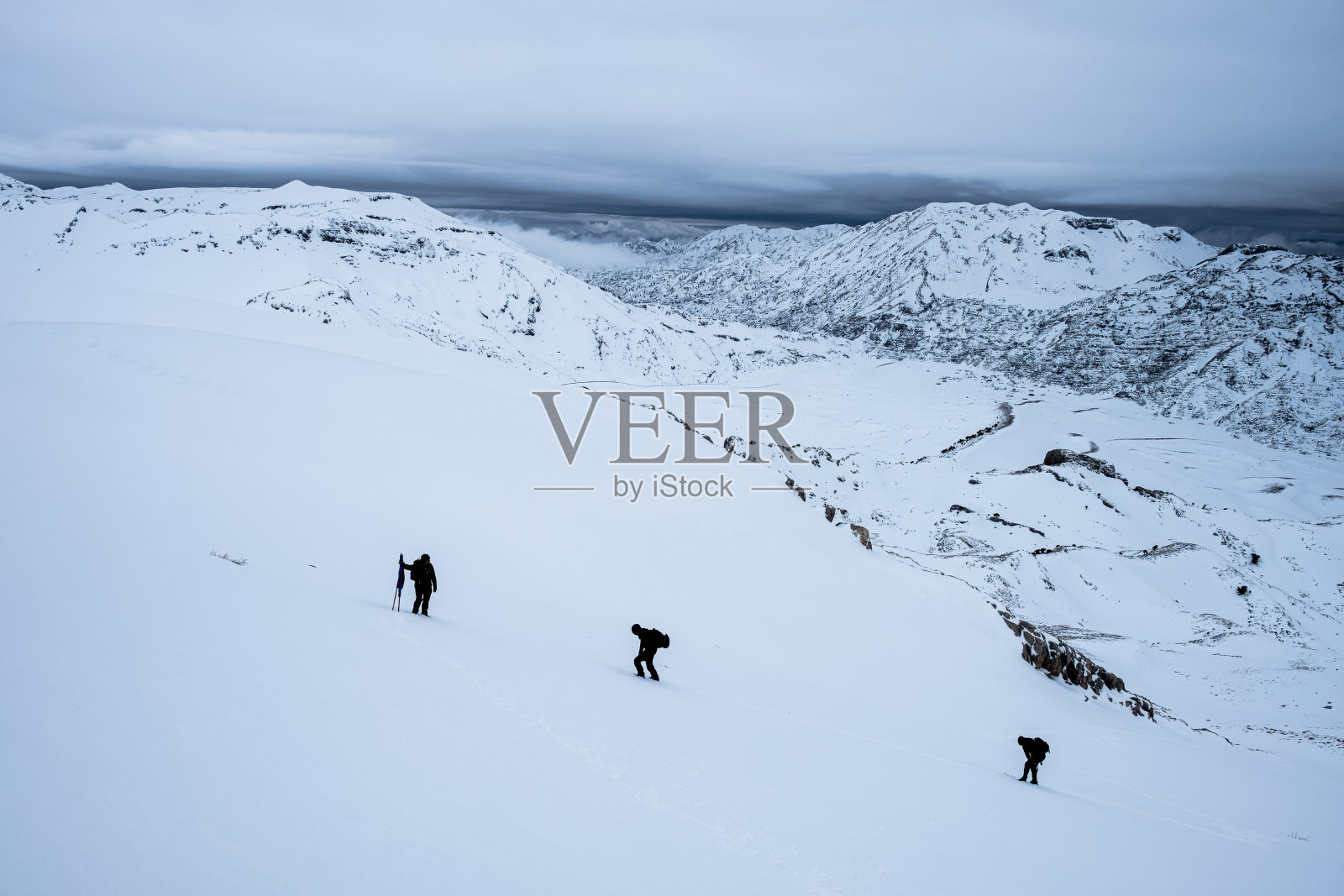 徒步旅行和攀登高海拔山脉的业余登山运动员照片摄影图片