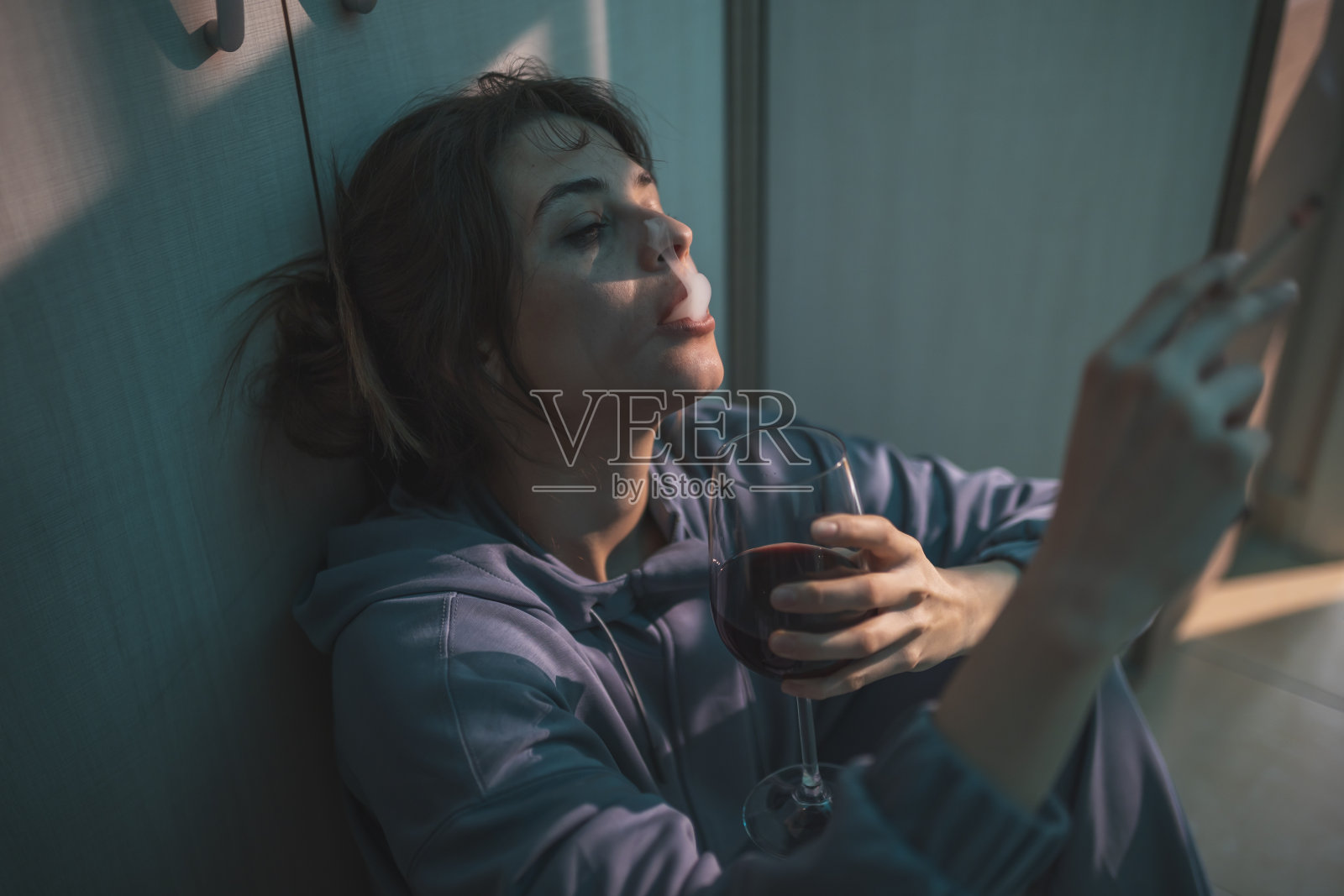 有饮酒问题的女人照片摄影图片