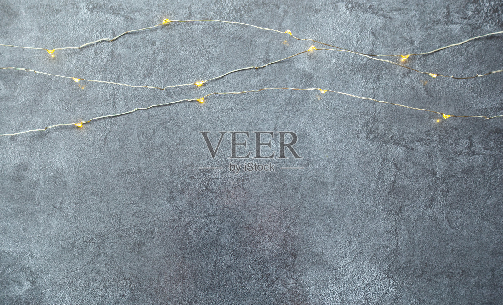 花环戴上了。在黑暗背景上发光的电花环。查看顶部位置的文本照片摄影图片