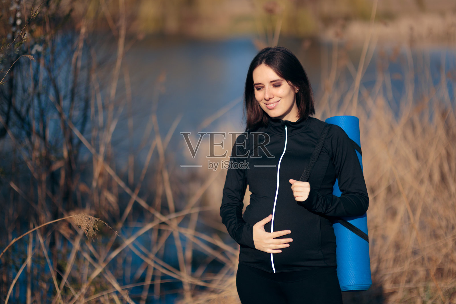 孕妇在户外练习瑜伽垫照片摄影图片