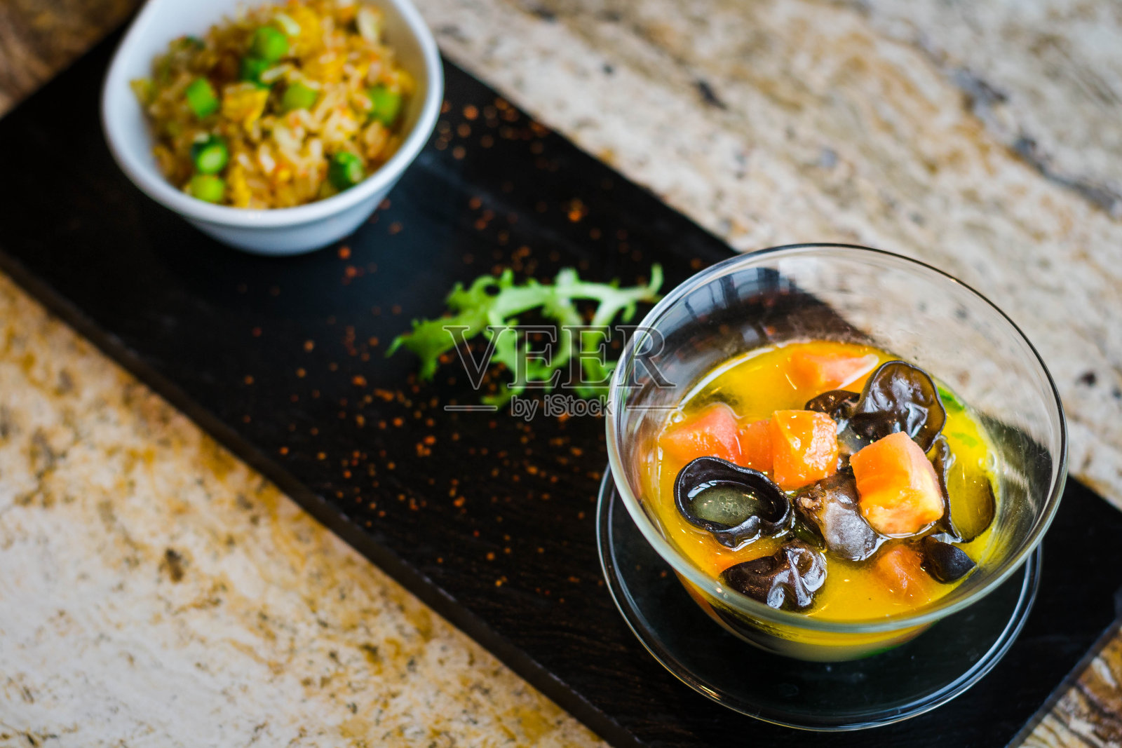 黑木耳、青菜笋番茄汤一碗照片摄影图片