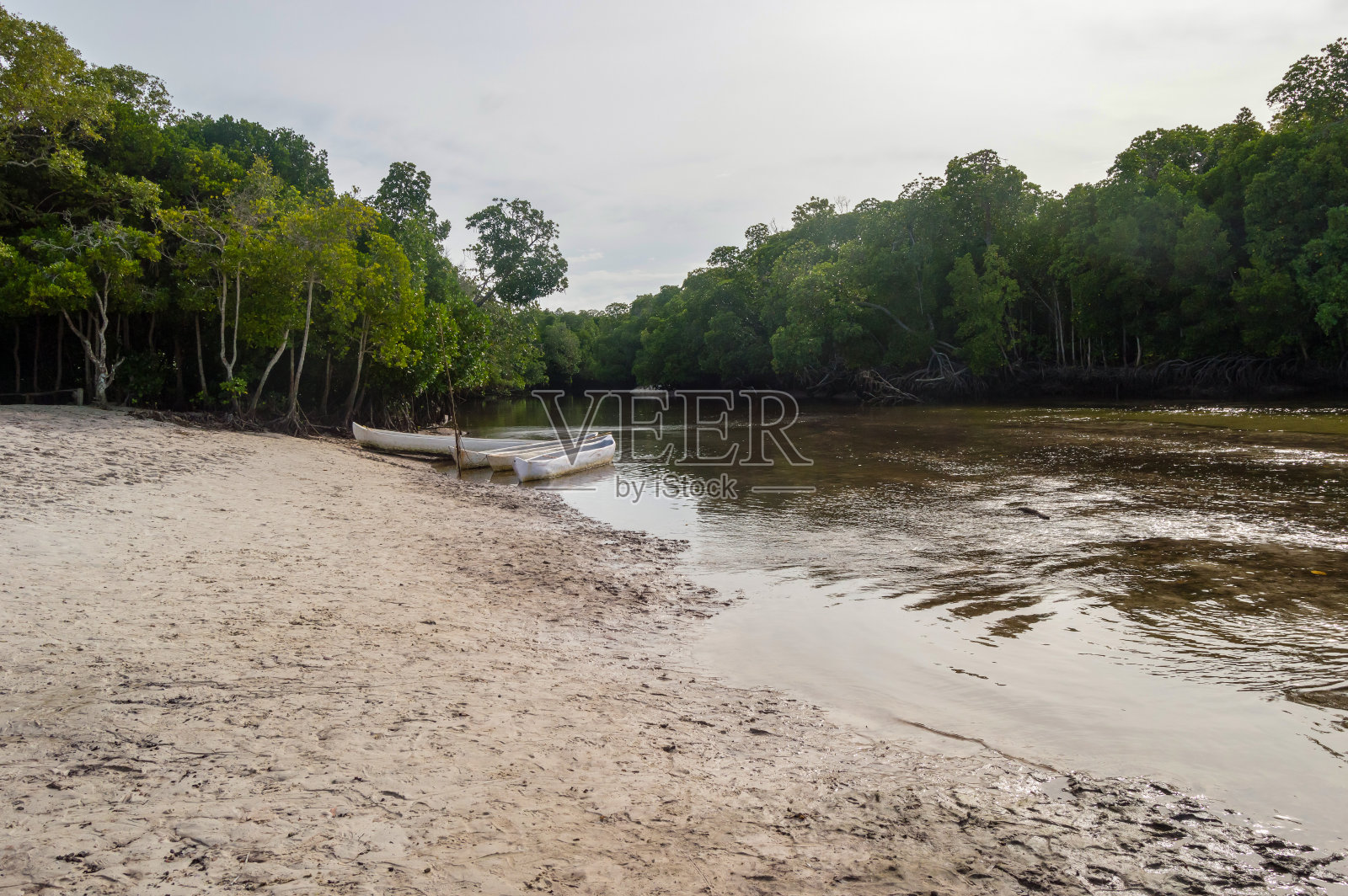 沙滩上的独木舟照片摄影图片