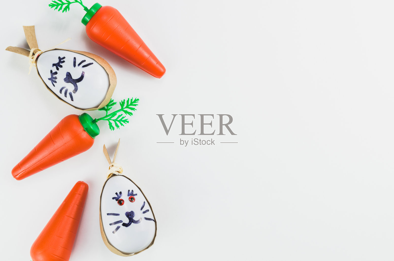 复活节快乐的兔子蛋和彩蛋在一个篮子孤立在时尚的白色背景。照片摄影图片