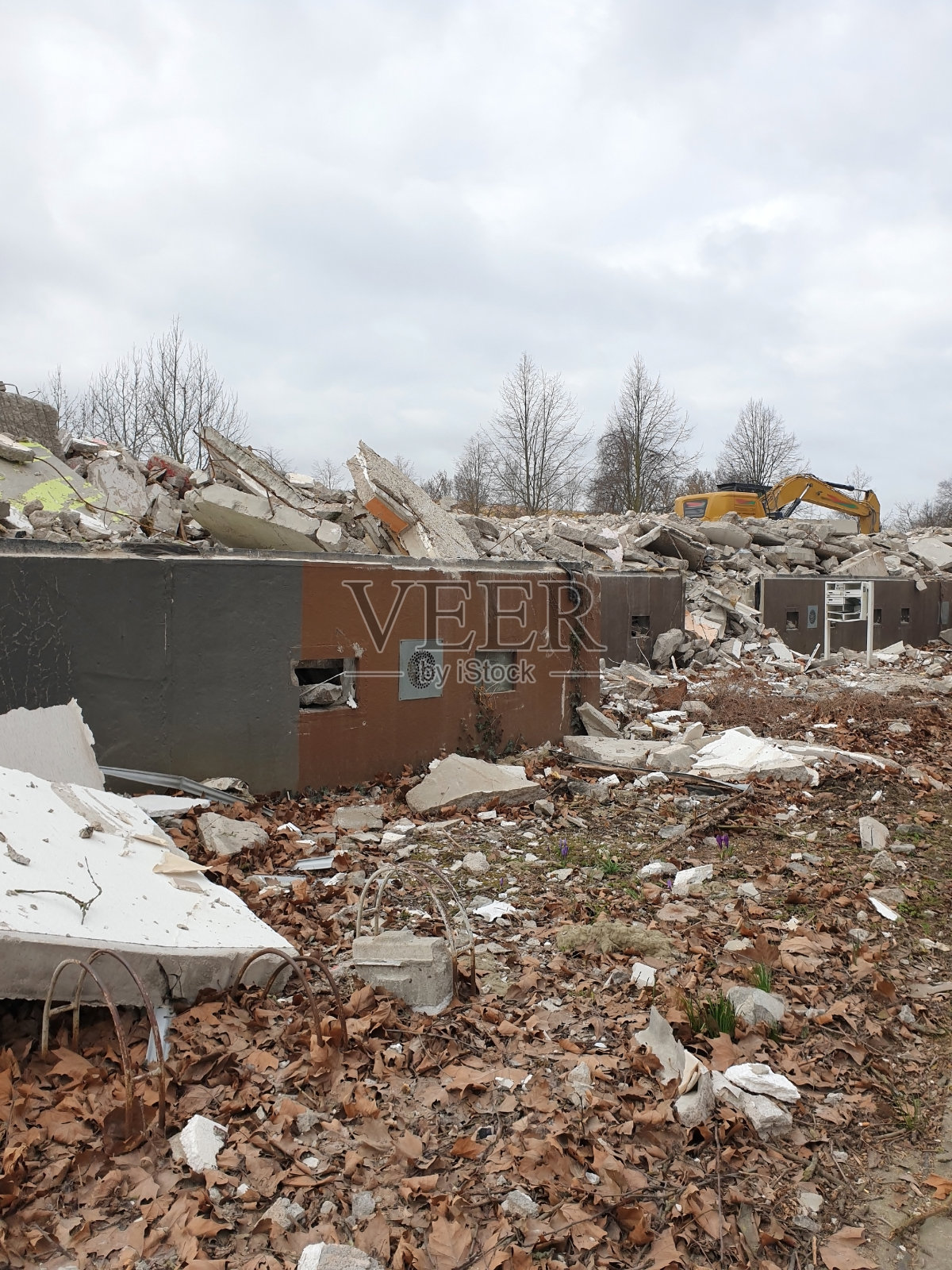 一幢板式建筑的拆除工程照片摄影图片