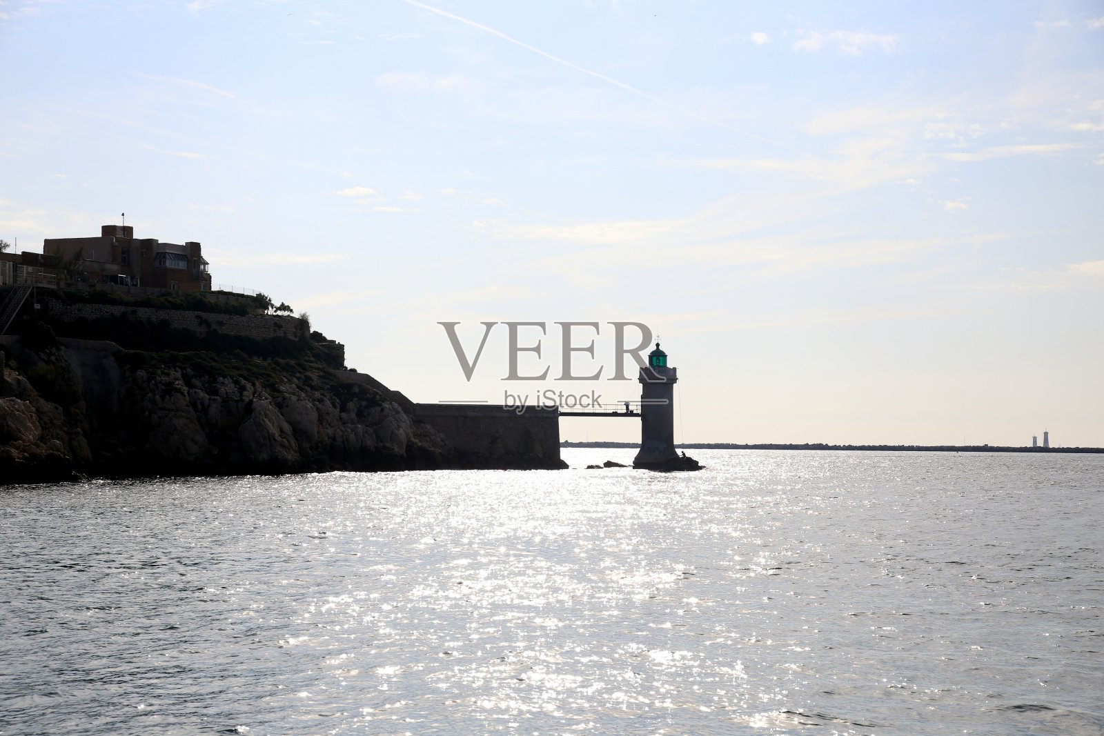 灯塔的剪影在海上和海岸的背光，国家公园Calanques，马赛，法国照片摄影图片