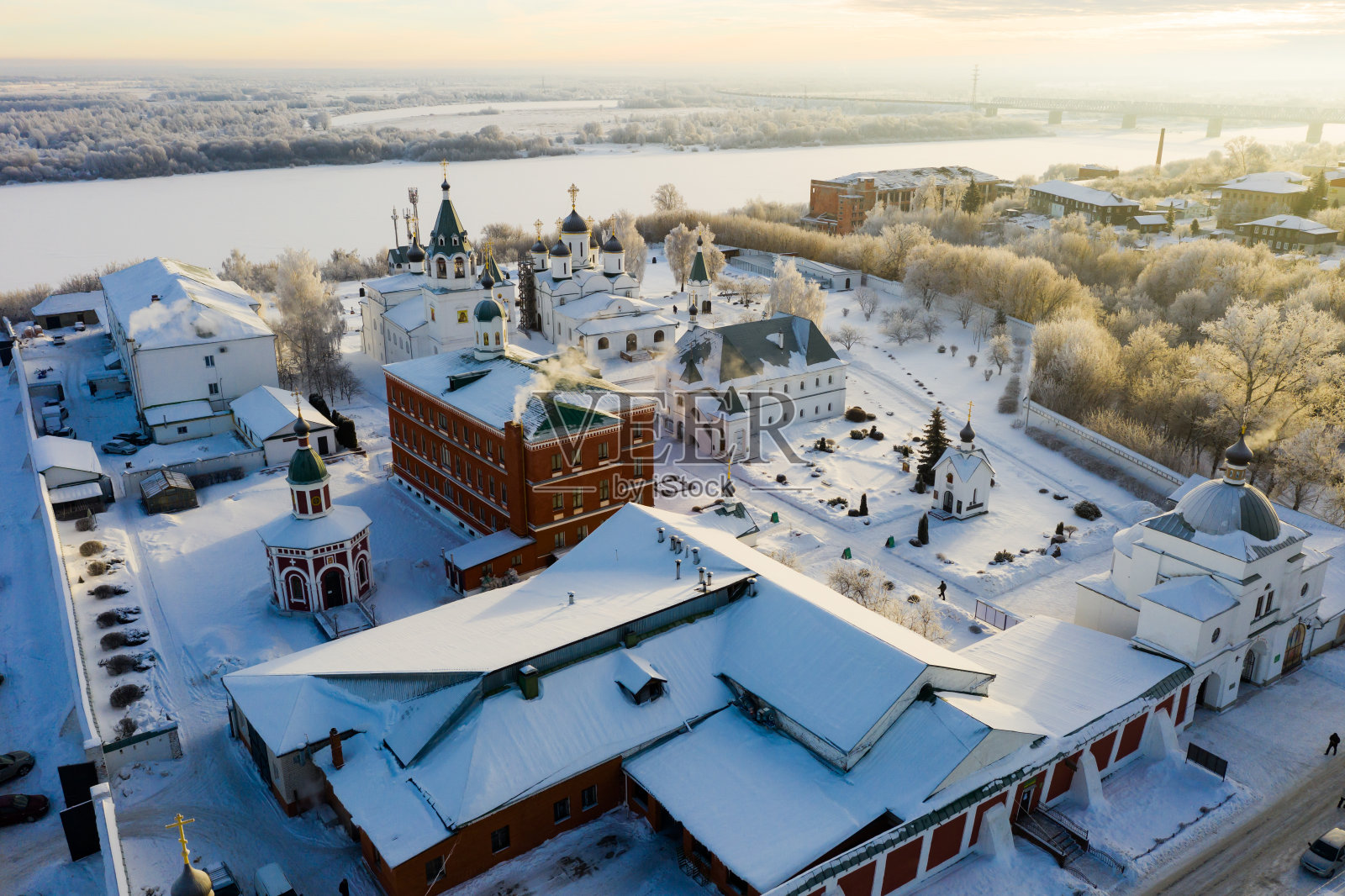 冬季，俄罗斯穆隆变形修道院的嗡嗡声照片摄影图片