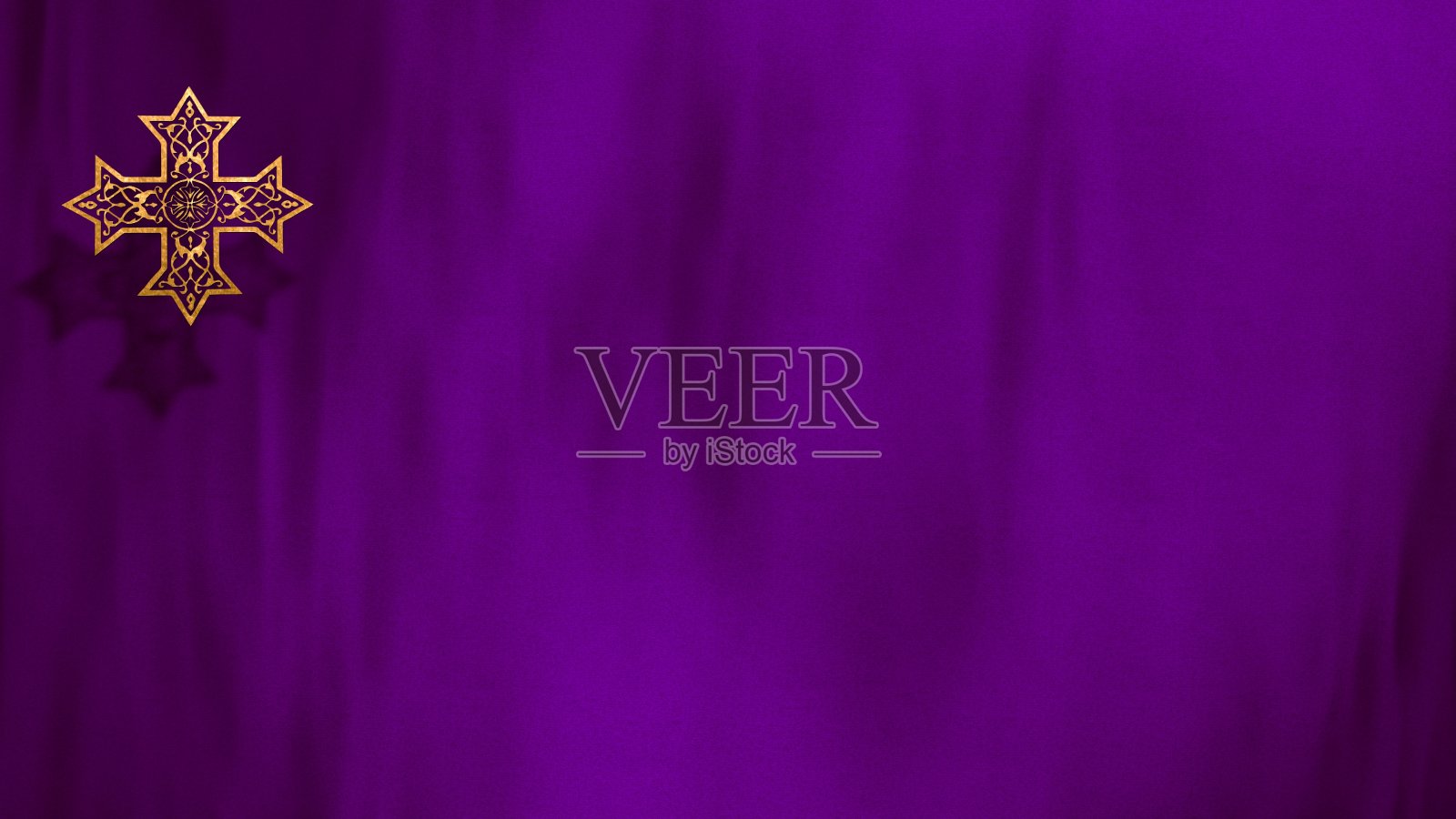 科普特东正教十字架在全框架紫色紫罗兰天鹅绒丝绸背景照片摄影图片