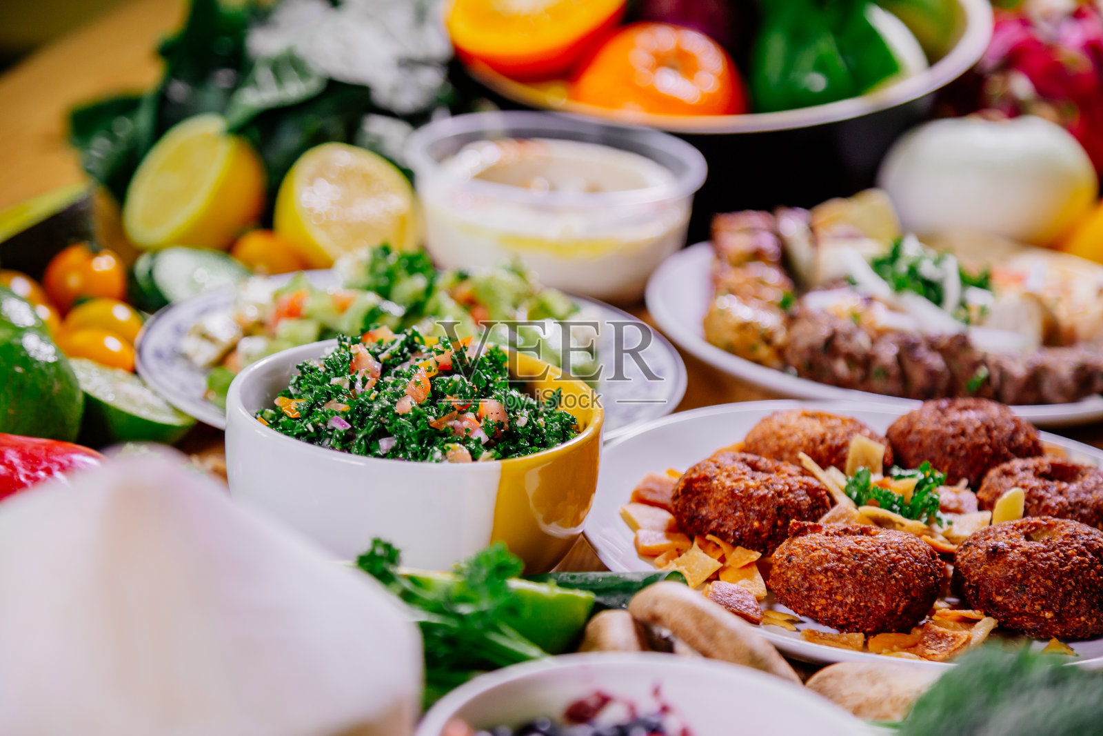 健康清洁饮食选择:水果、蔬菜、种子、超级食物、叶菜和地中海菜肴。排毒和清洁饮食。富含维生素、矿物质和抗氧化剂的食物照片摄影图片