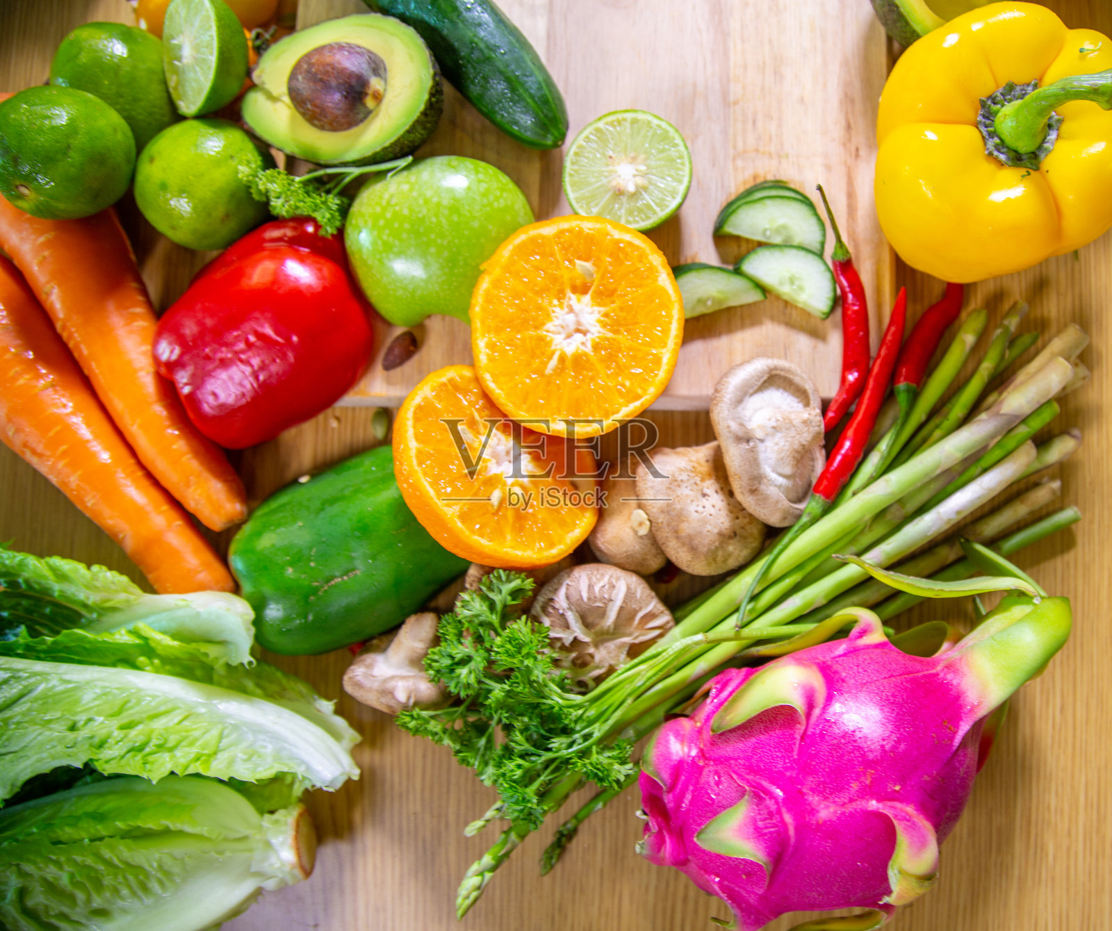 健康清洁饮食选择:水果、蔬菜、种子、超级食物、叶菜和地中海菜肴。排毒和清洁饮食。富含维生素、矿物质和抗氧化剂的食物照片摄影图片