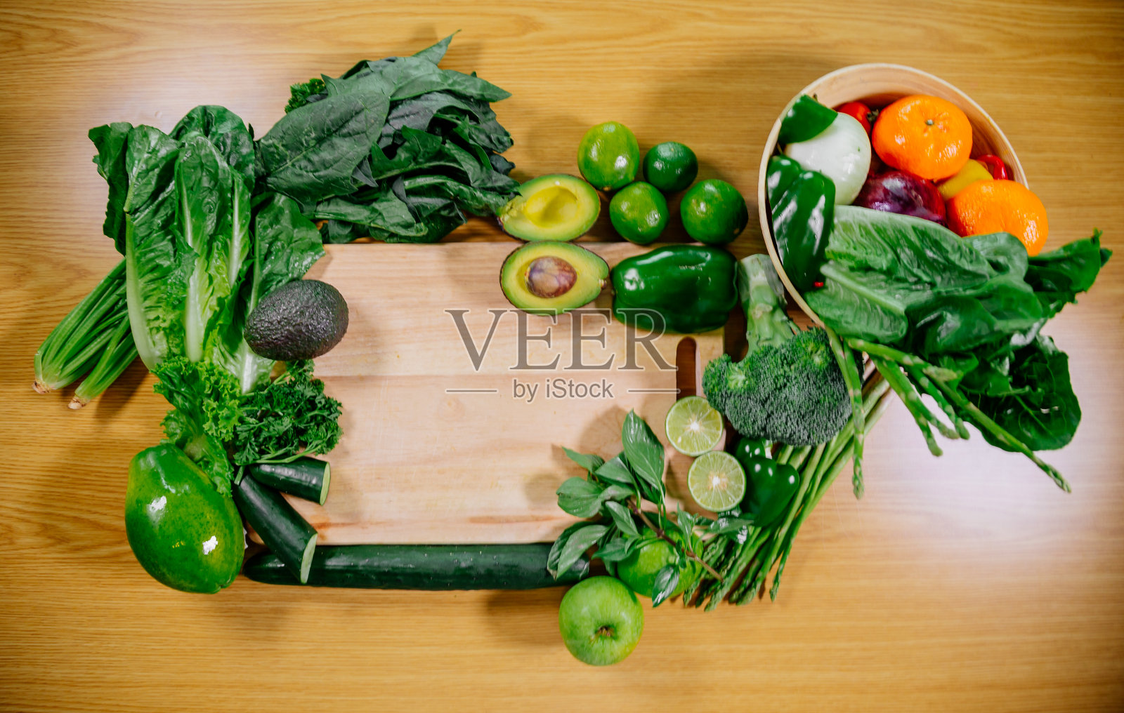 健康清洁饮食选择:水果、蔬菜、种子、超级食物、叶菜和地中海菜肴。排毒和清洁饮食。富含维生素、矿物质和抗氧化剂的食物照片摄影图片