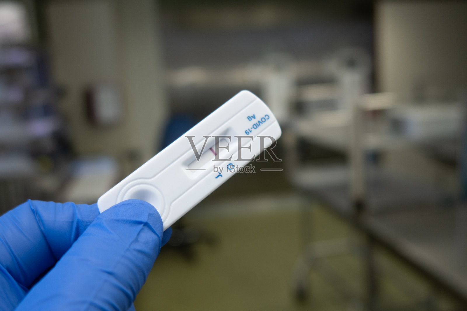 冠状病毒阴性检测由戴蓝色手套的手握着照片摄影图片