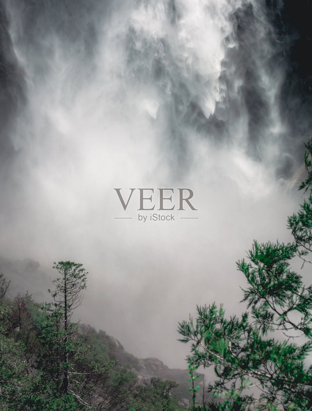 加利福尼亚约塞米蒂国家公园，从上约塞米蒂瀑布流出的水粉碎岩石墙壁的特写照片摄影图片