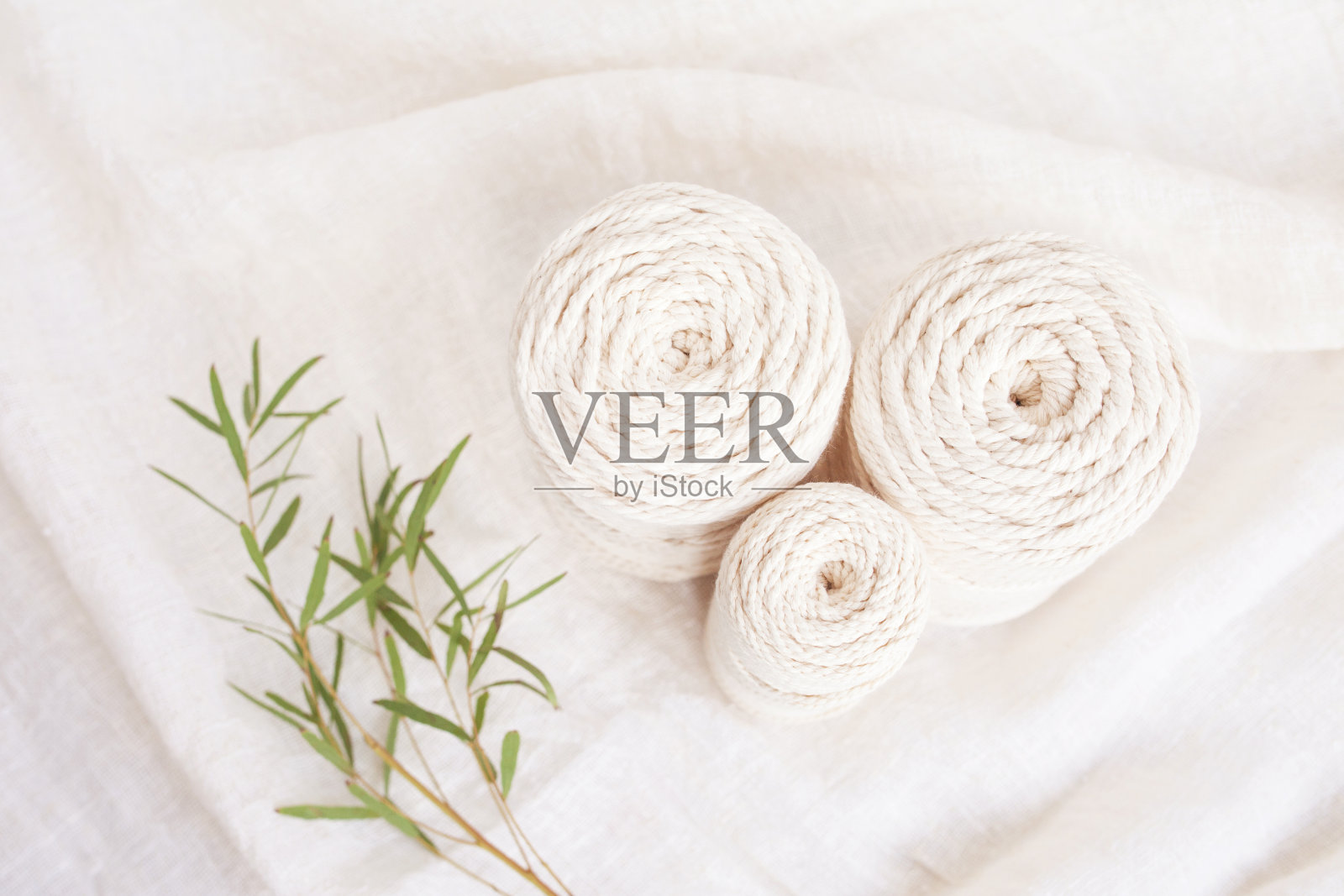 手工流苏编织和棉线。适合制作流苏、手工艺品、横幅和广告。前视图。本空间照片摄影图片