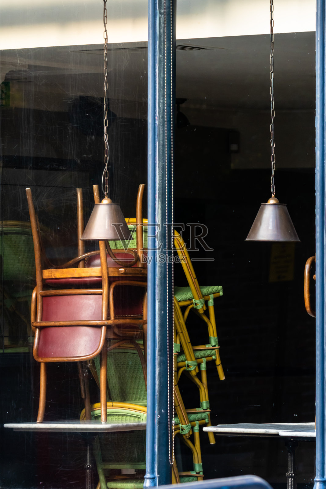 一家空荡荡的餐厅因新冠肺炎疫情被迫关闭照片摄影图片