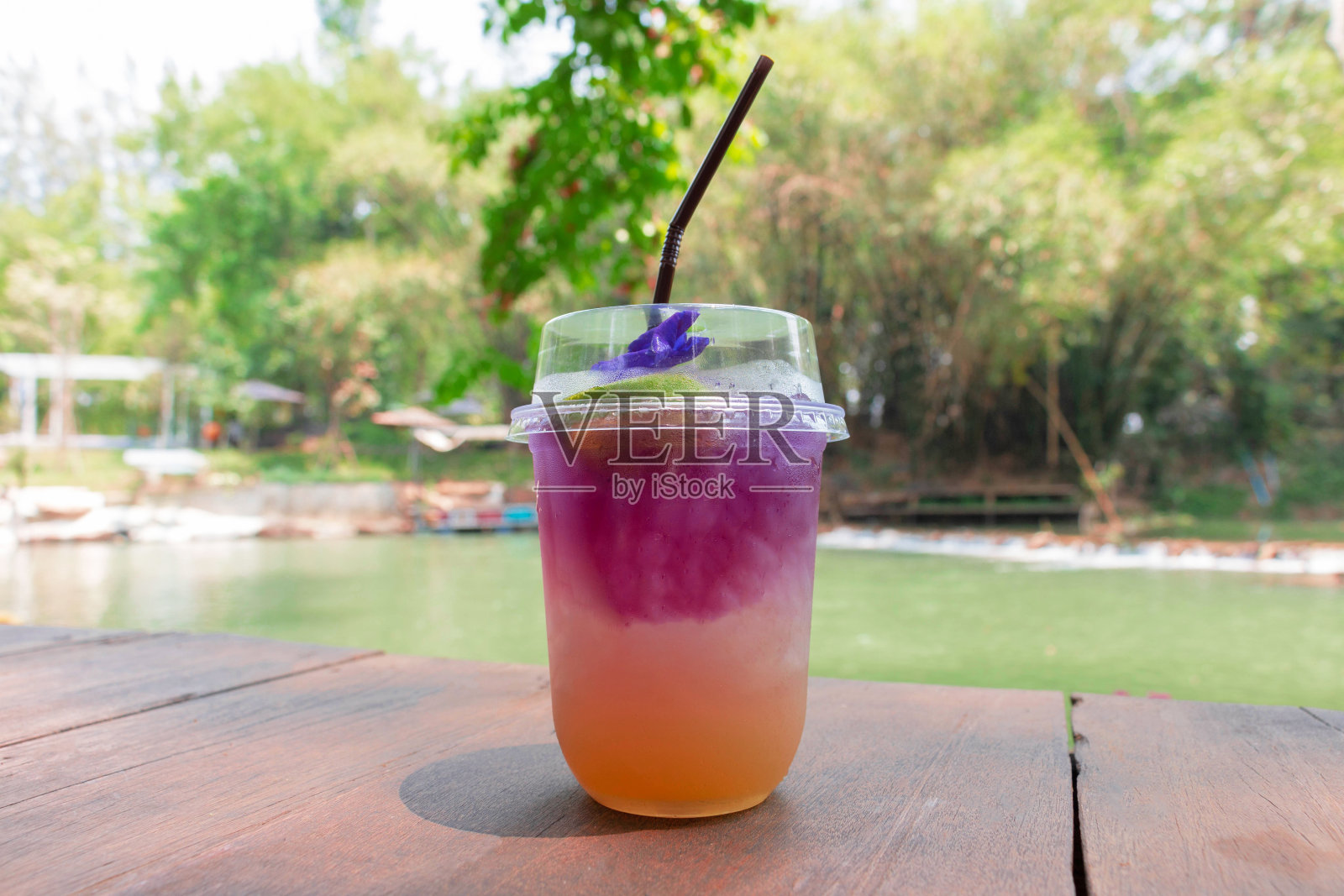 在湖边喝照片摄影图片