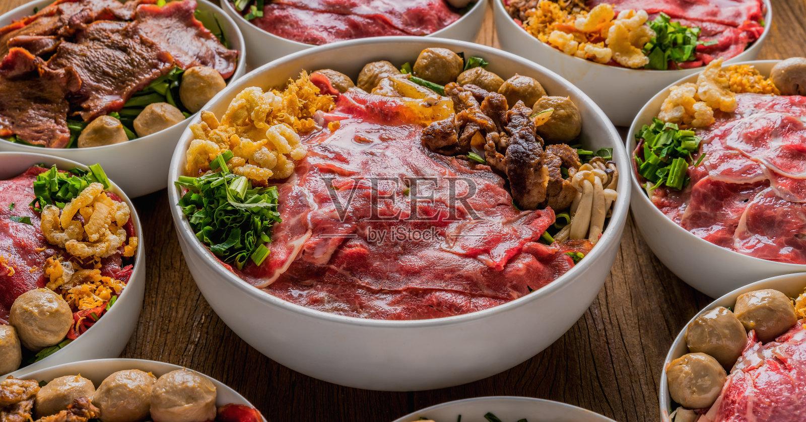 泰式牛肉面配鲜牛肉片、炖牛肉、牛肉丸子及各种牛肉片照片摄影图片