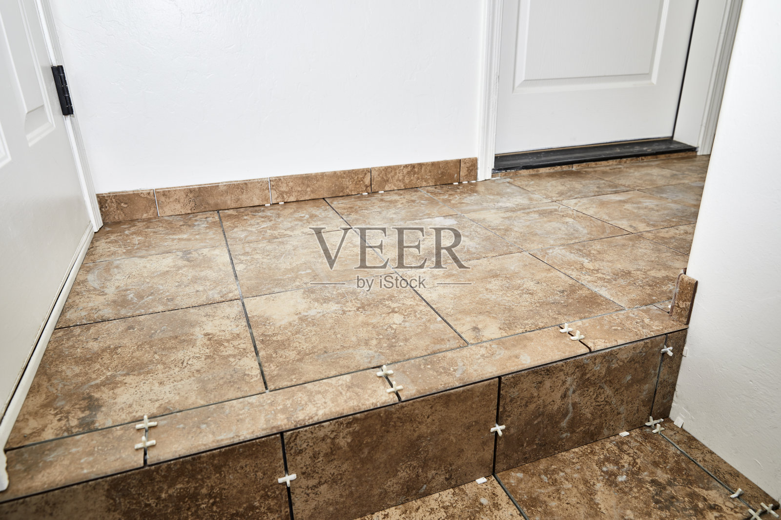 新瓷砖铺设在带平台的台阶上照片摄影图片