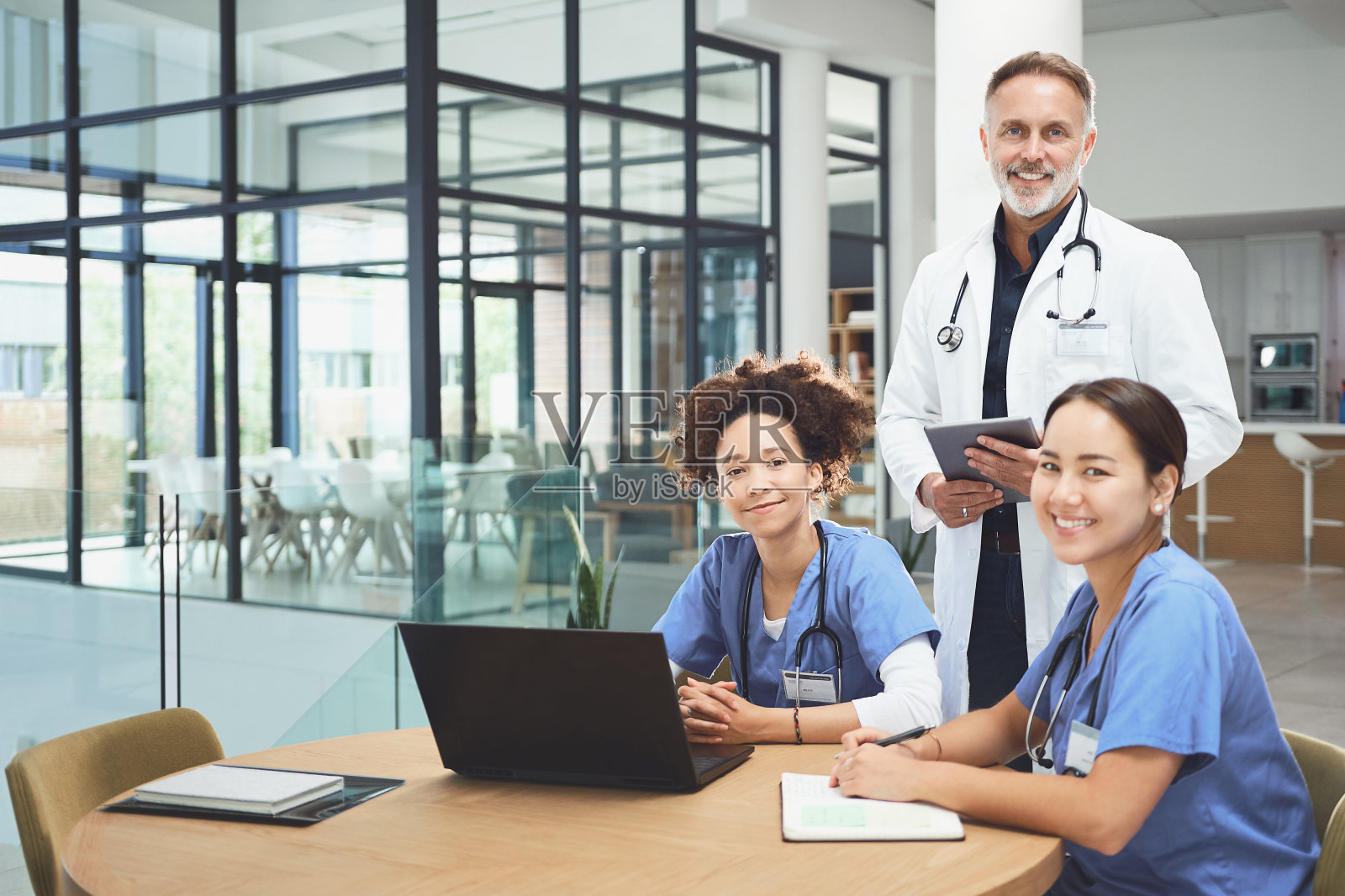 以优质医疗保健的名义聚在一起照片摄影图片