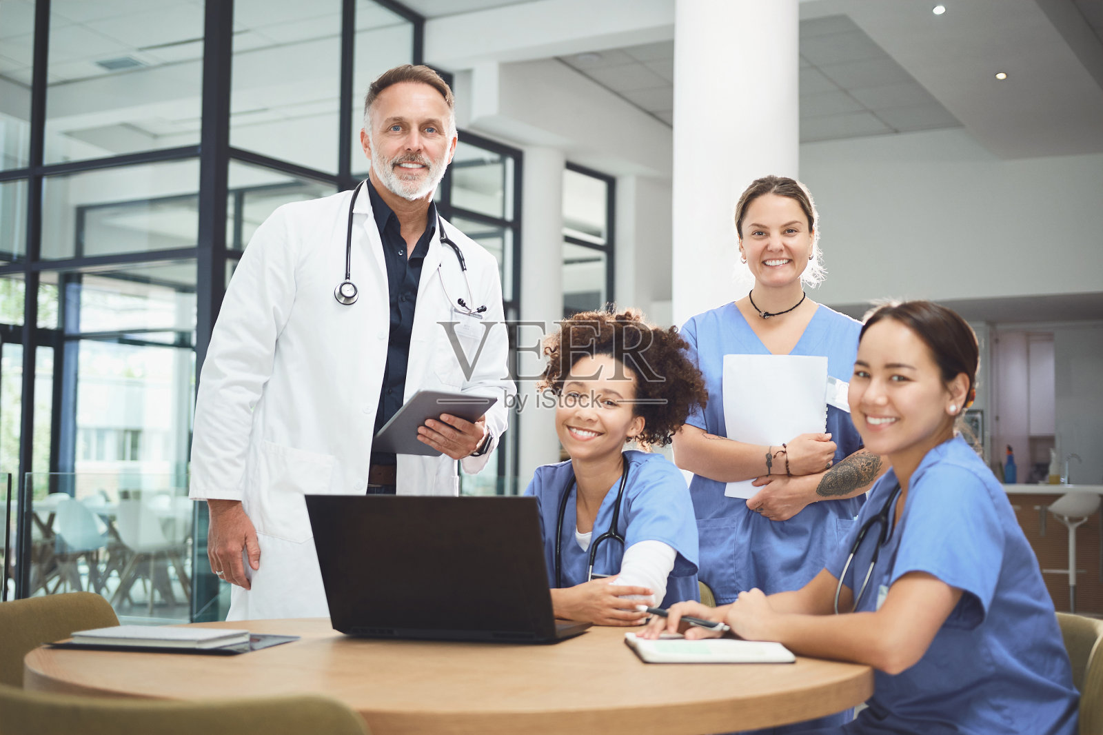 努力提供全面的病人护理照片摄影图片