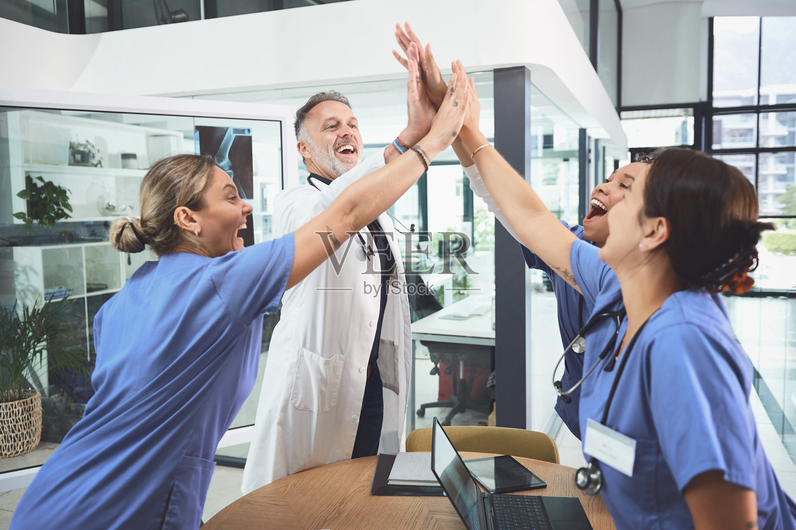 以高昂的精神改善临床表现照片摄影图片