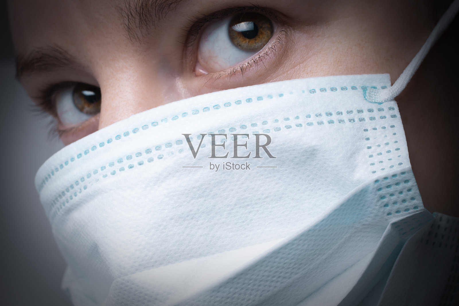 带着医用口罩的女人照片摄影图片