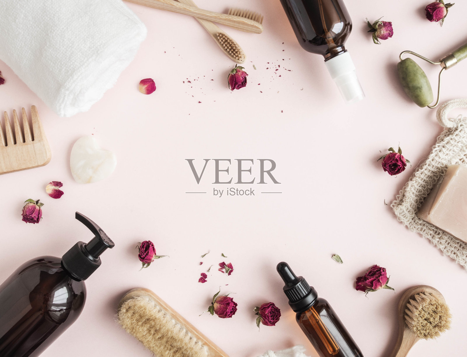 框架从各种化妆品，木刷，梳子和干玫瑰花照片摄影图片