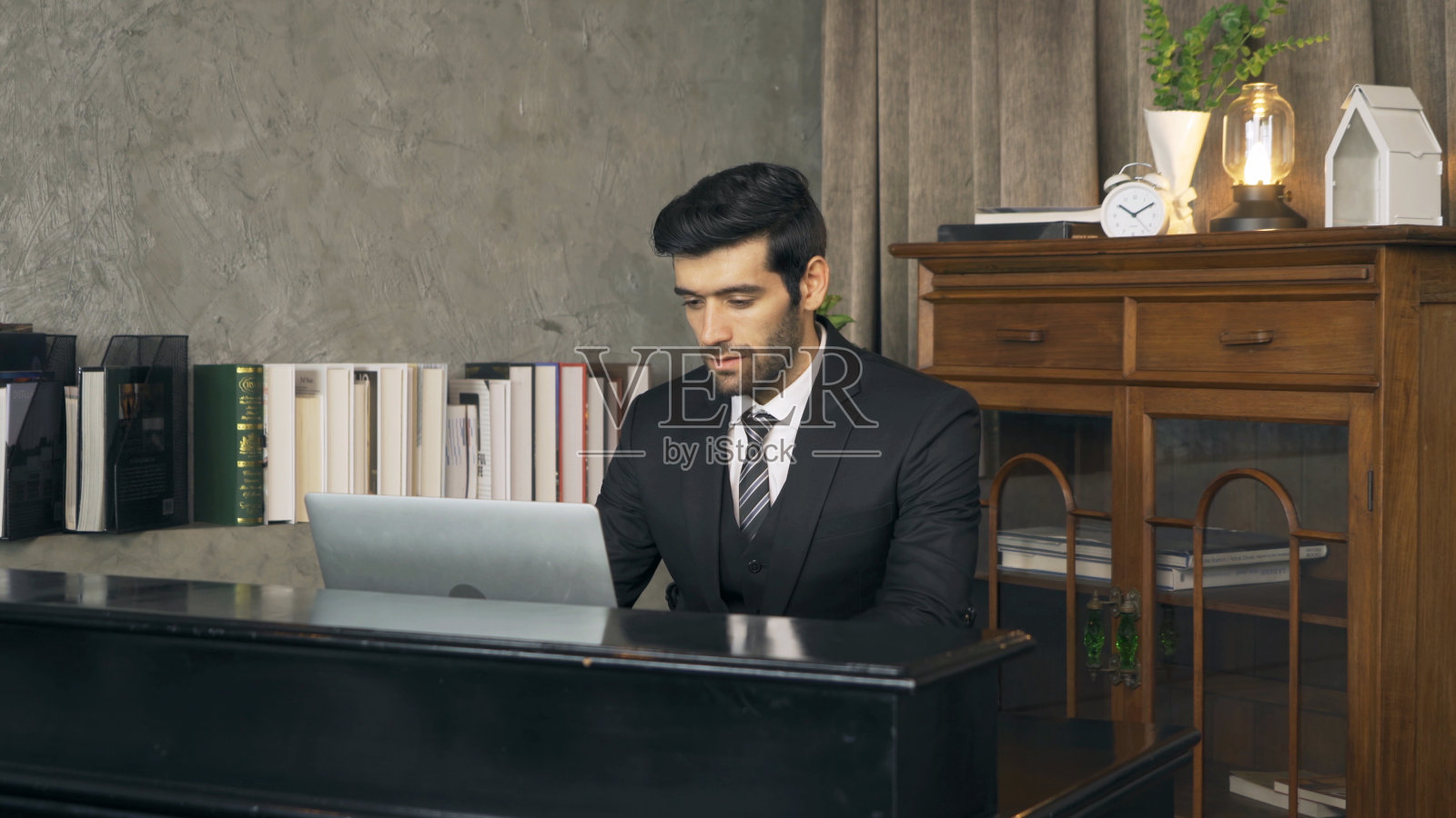 微笑的商业中东人，CEO人工作在家与电脑笔记本电脑在技术设备交流的概念。人们的生活方式照片摄影图片