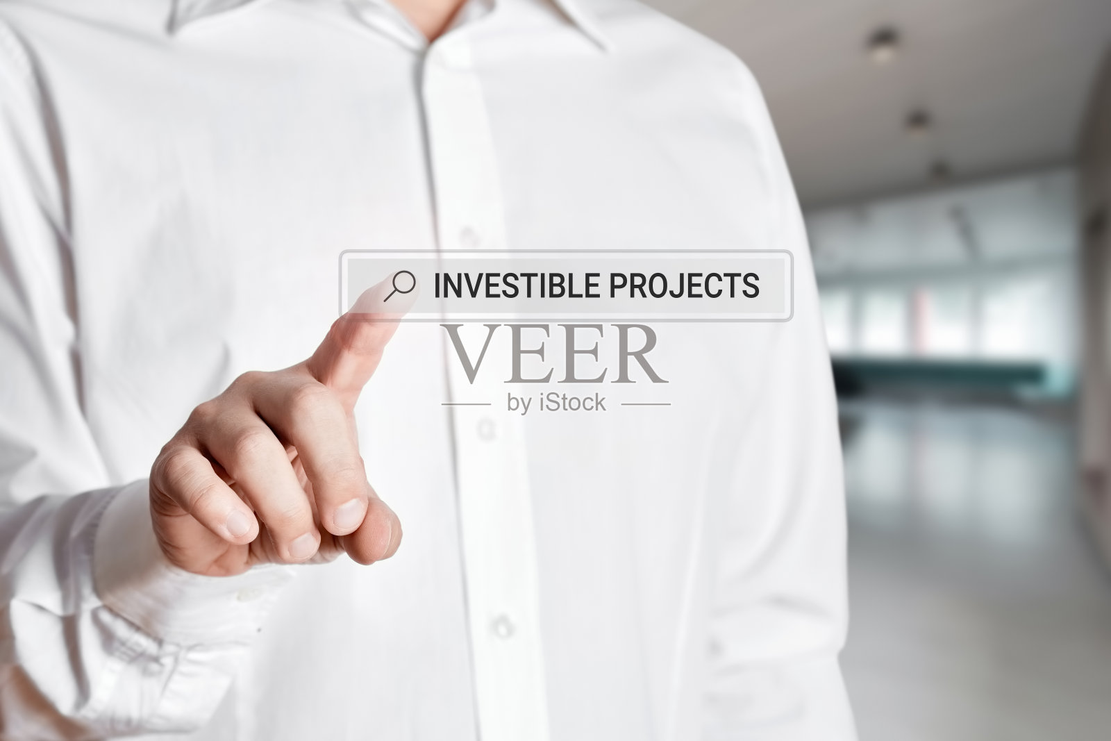 商人用手按下虚拟屏幕上的搜索栏，上面写着“可投资项目”。在线搜索项目投资机会照片摄影图片