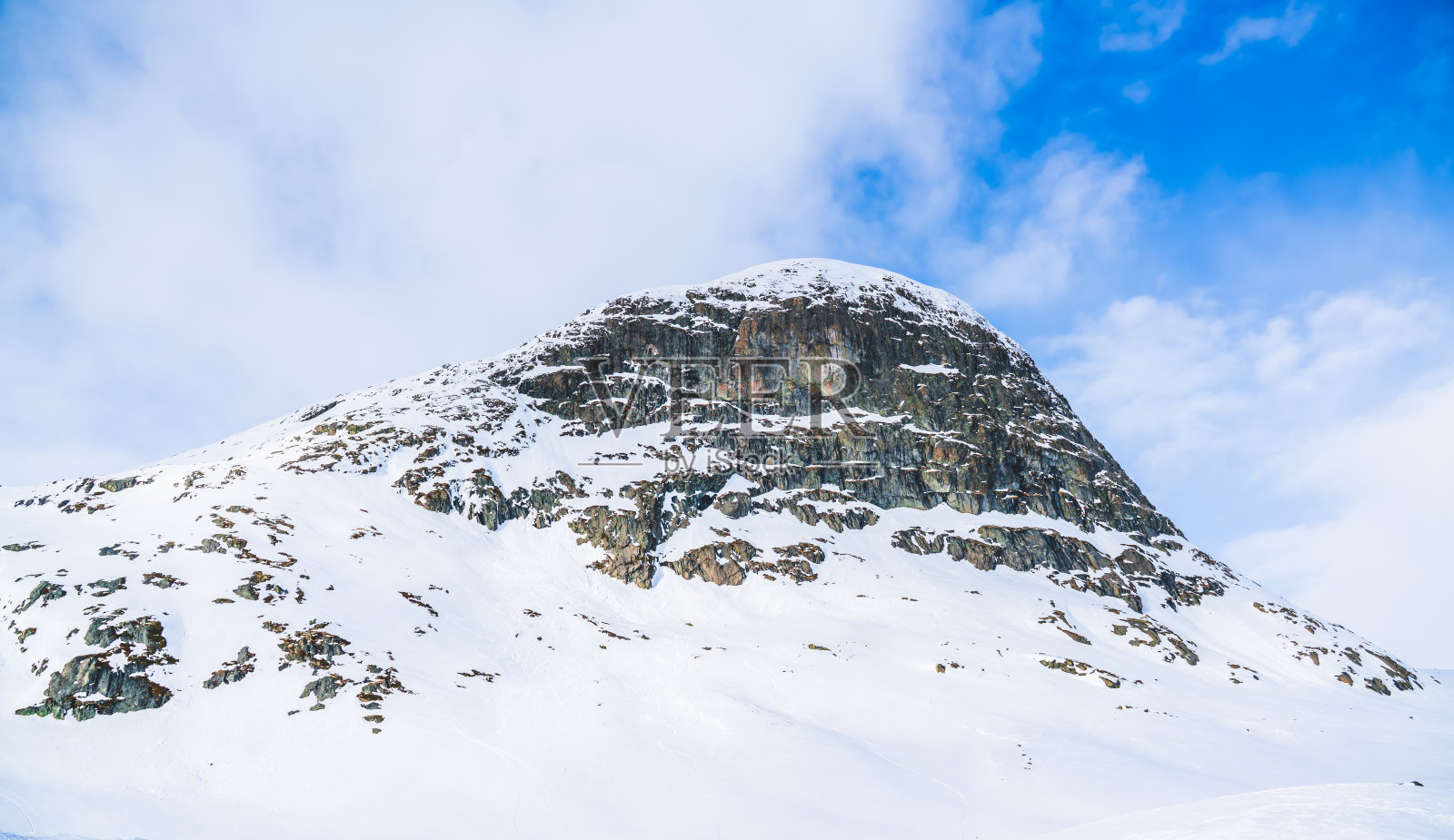 雪峰在一个晴朗寒冷的冬天的一天。照片摄影图片