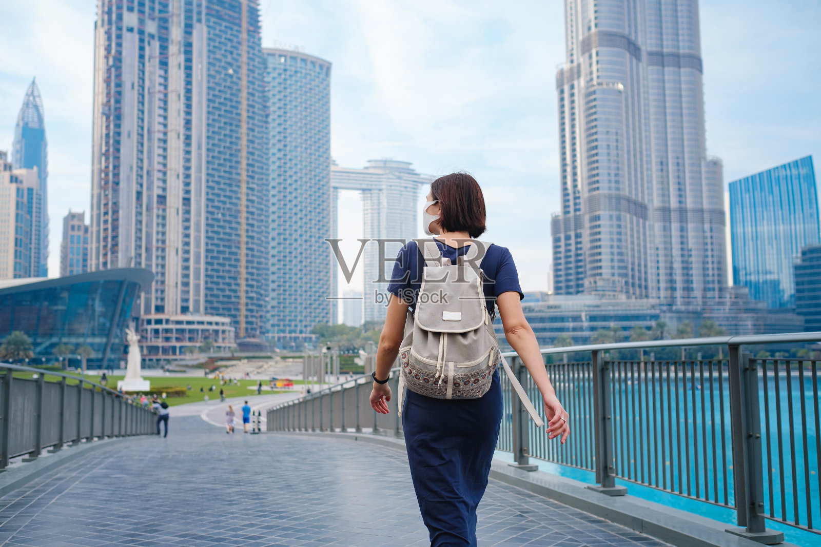 年轻漂亮的女人欣赏迪拜市中心的景色照片摄影图片