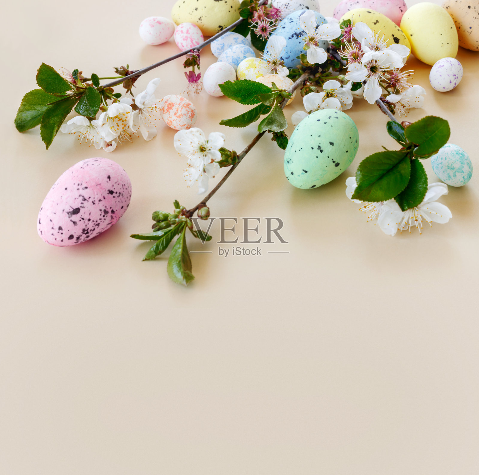 美丽的复活节卡片与彩色的鸡蛋和樱桃枝在纸米色背景。照片摄影图片