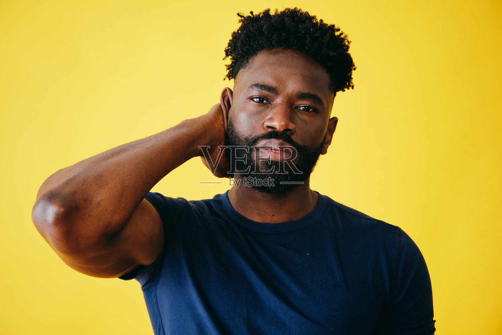 留着胡子的帅气非洲式男子照片摄影图片