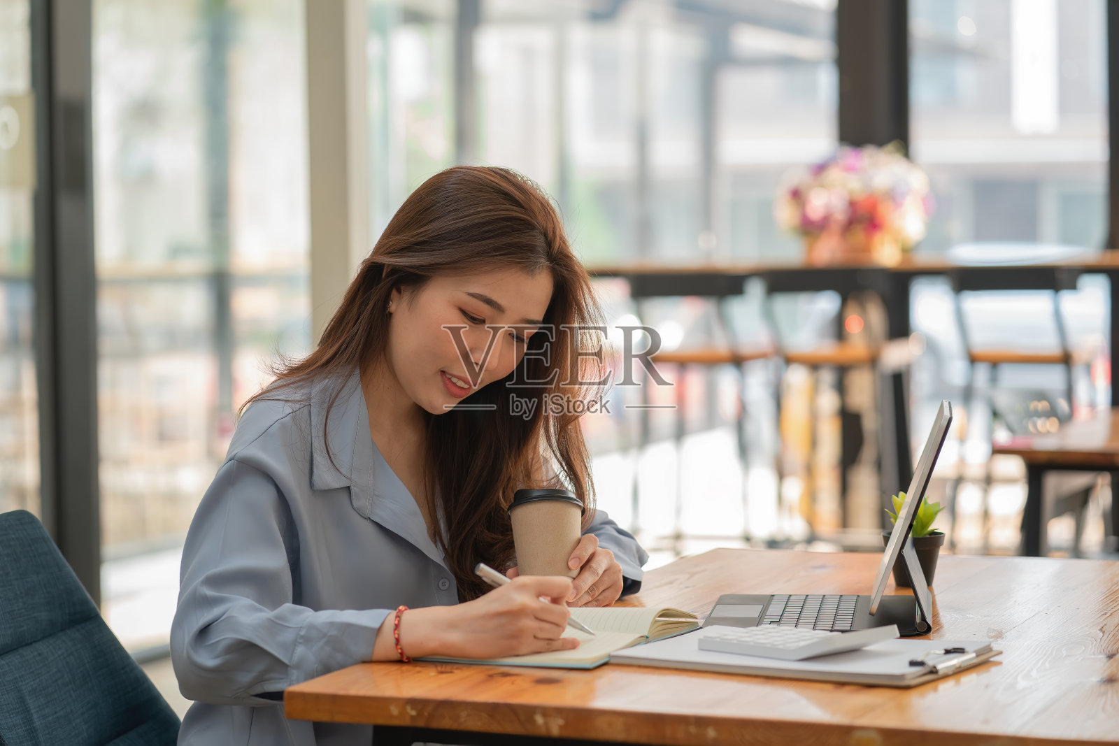 女商人在办公室里用电脑工作的肖像。照片摄影图片