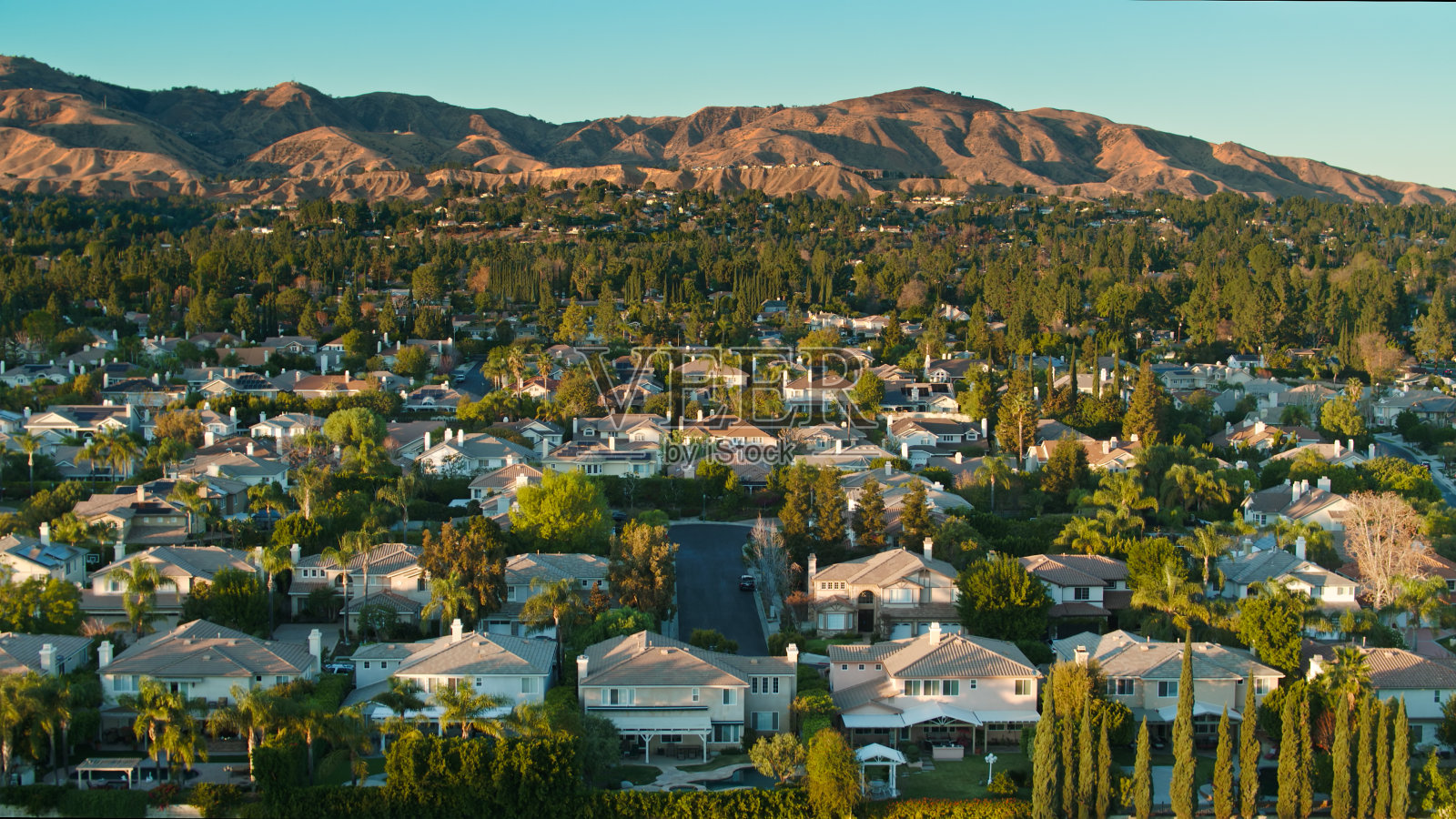 日落时分，北岭住宅区街道的航拍照片摄影图片