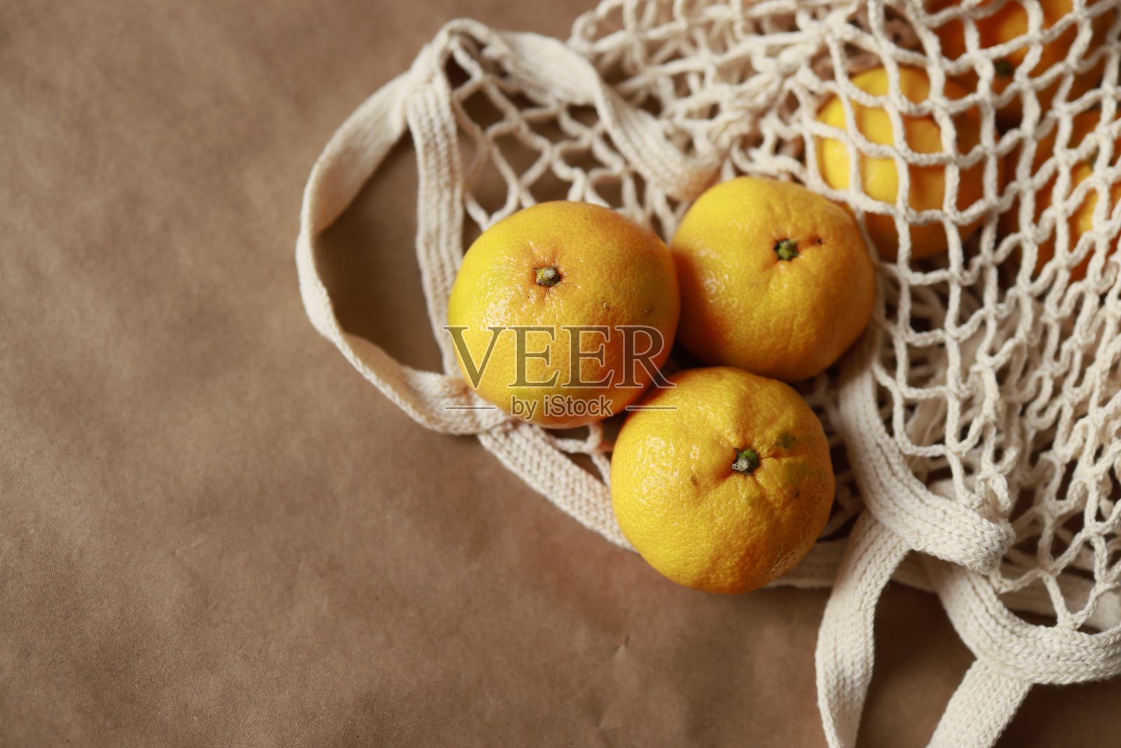牛皮纸包装的净袋装橘子照片摄影图片