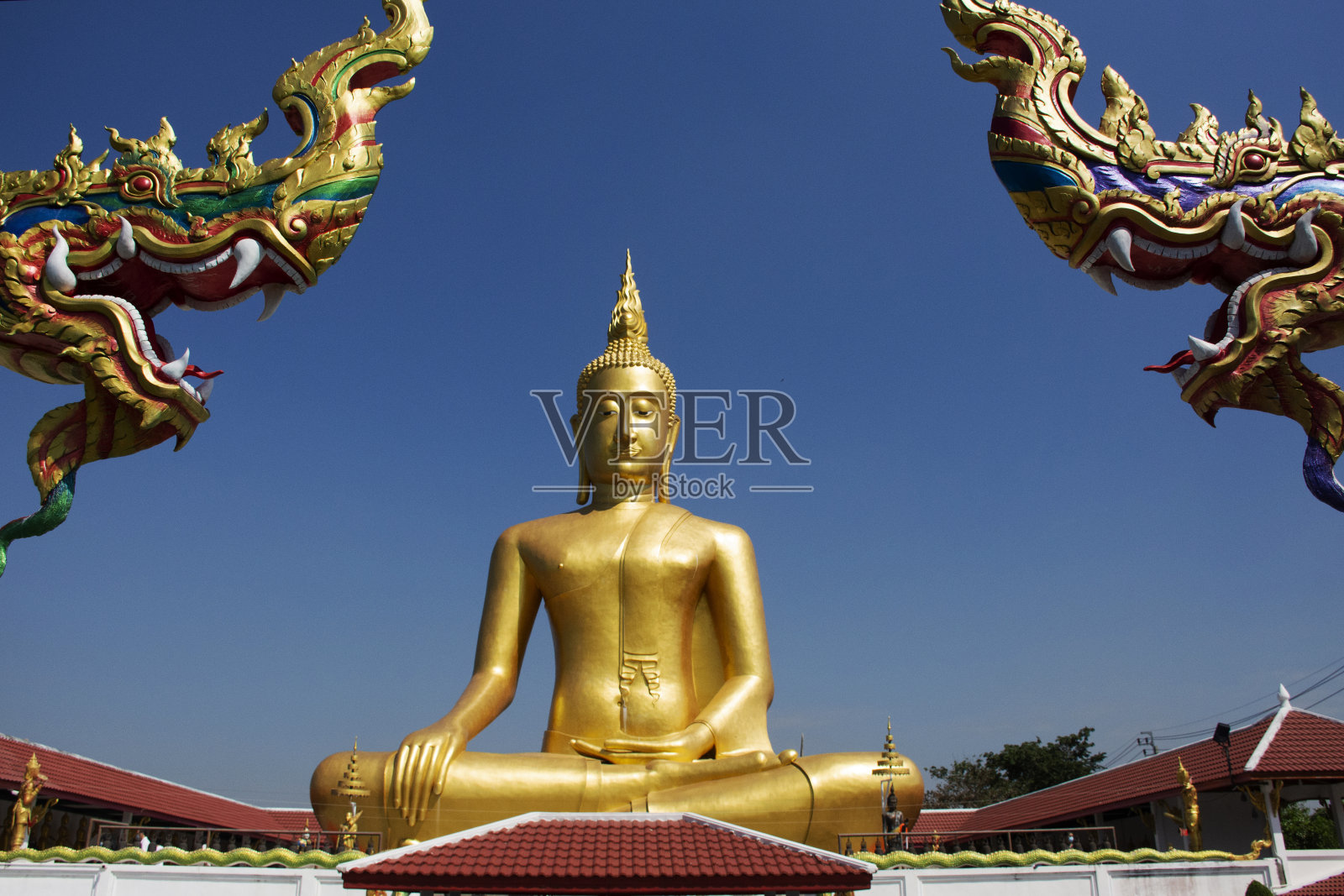 在泰国诺他武里的Pak Kret城，Wat Bang Chak temple为泰国人旅游访问和尊敬祈祷照片摄影图片