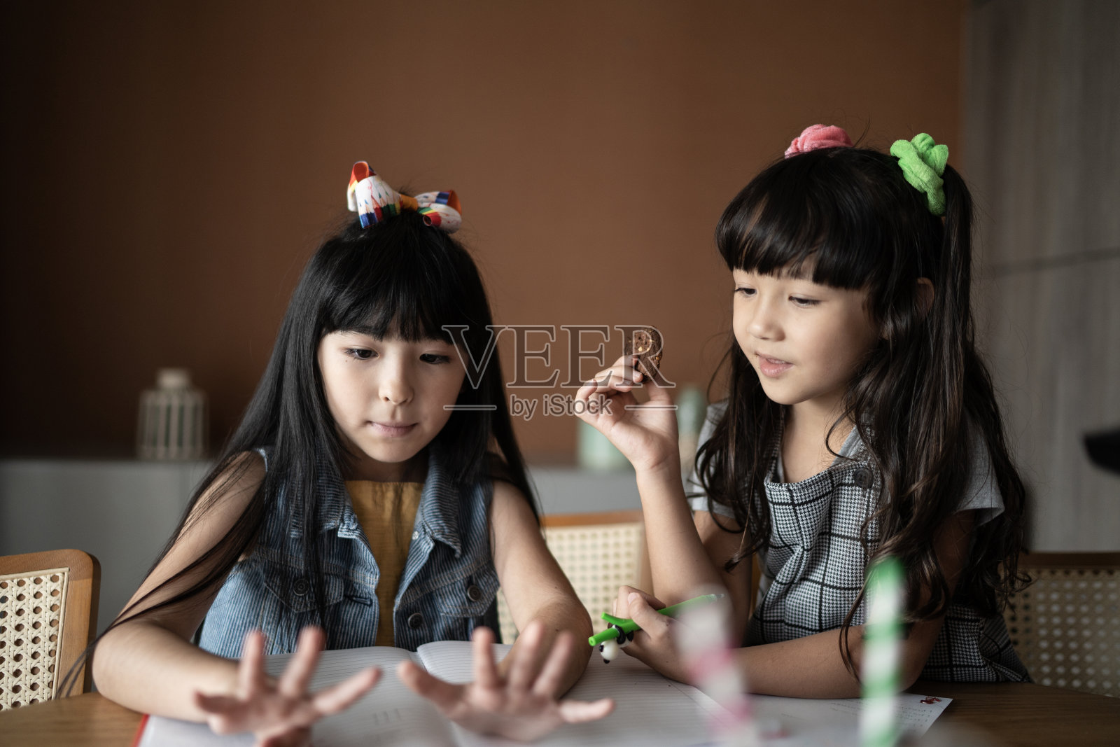 姐妹们在家里数着吃着饼干照片摄影图片