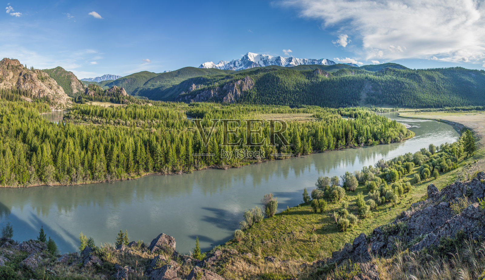 傍晚在阿尔泰山河上轻装前行，夏日旅游照片摄影图片