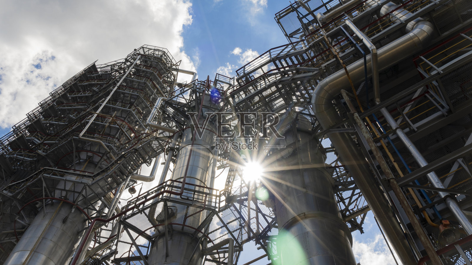 石油及石油产品的提炼、储存设施。石油产品水库。石化工业的概念。照片摄影图片