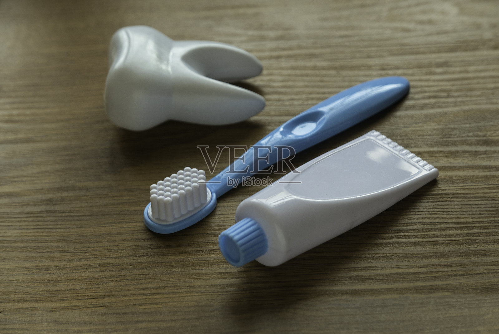 牙科设备的选择焦点在木制背景上。照片摄影图片