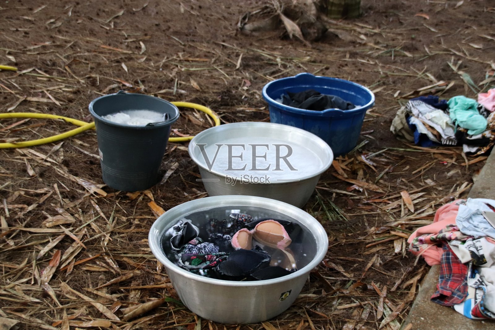 在西非多哥阿韦波佐的一家洗衣店洗衣服。照片摄影图片